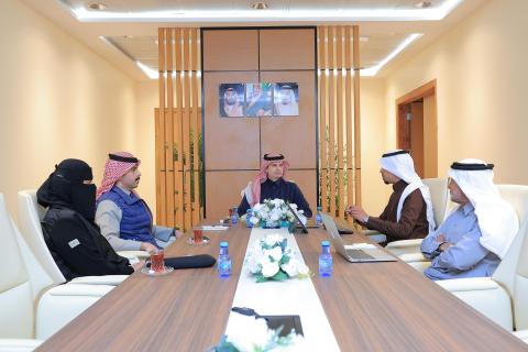 خبر اجتماع الرئيس مع عمادة شؤون الطلاب 1