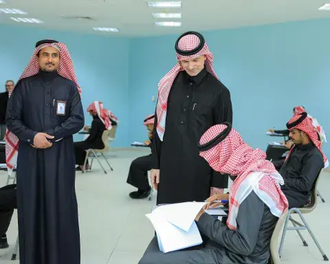 رئيس جامعة الجوف يتفقد سير الاختبارات بكلية التمريض