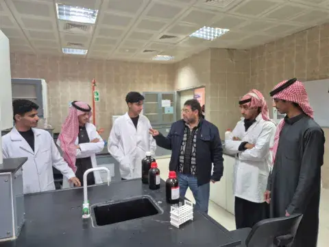 معامل الكيمياء بالكلية التطبيقية