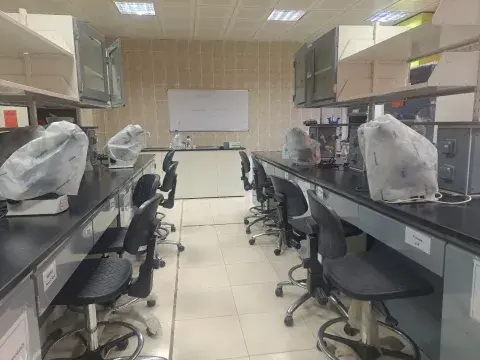 معامل الكيمياء بالكلية التطبيقية