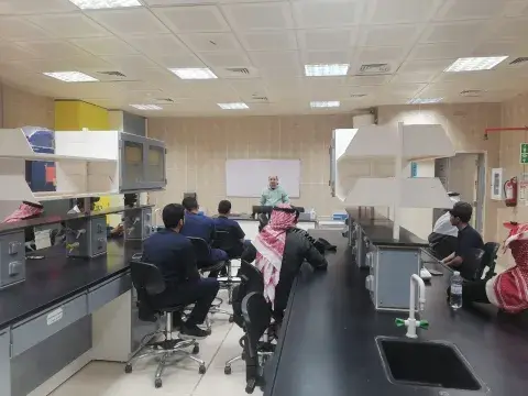 معامل الكيمياء بالكلية التطبيقية