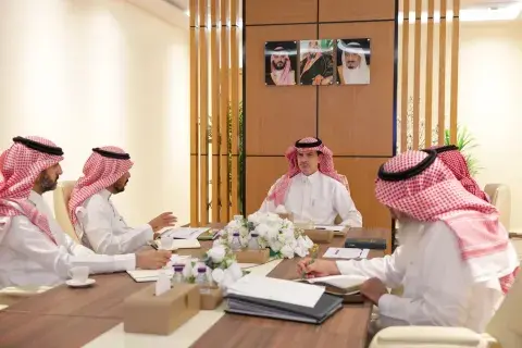 رئيس الجامعة يجتمع مع وكلاء الجامعة