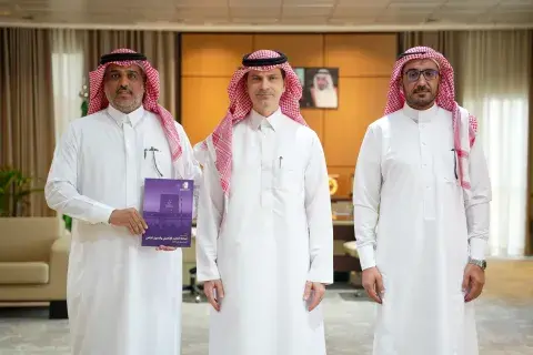 رئيس جامعة الجوف يستعرض التقرير السنوي لعمادة التعليم الإلكتروني والتحول الرقمي 