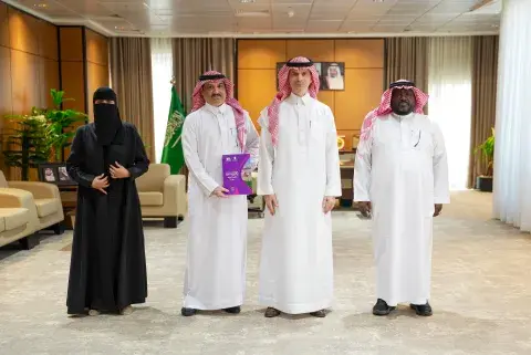 رئيس جامعة الجوف يستعرض التقرير السنوي لكلية التربية