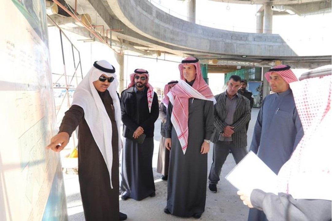 رئيس جامعة الجوف أ.د.محمد بن عبدالله الشايع، يرافقه وكيل الجامعة، يتفقد سير العمل لمشروع المستشفى الجامعي في المدينة الجامعية، ويطلع على مراحل العمل فيه، ويؤكد على الالتزام بالخطة الزمنية للمشروع