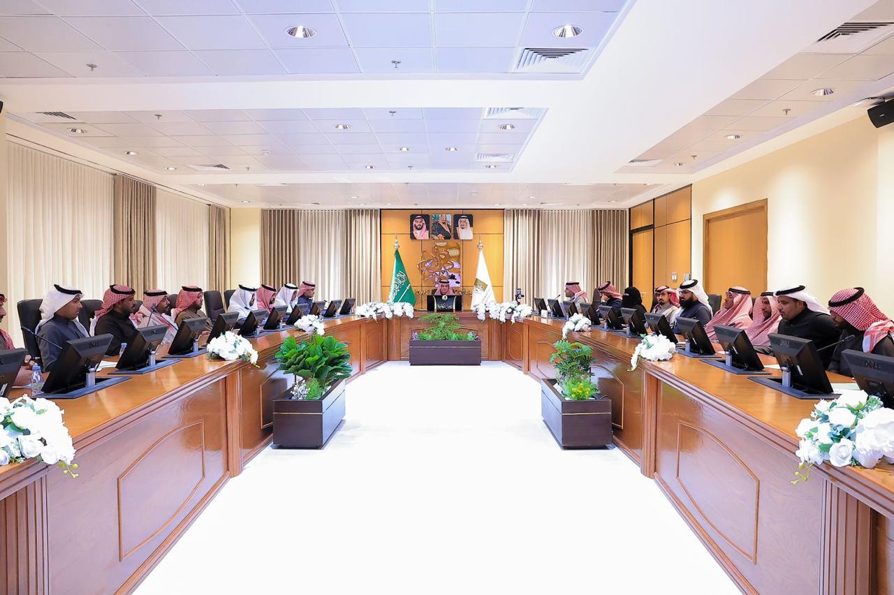 His Excellency the University' President, Prof. Mohammed bin Abdullah Al-Shaya, Meets with Members of the Advisory Council for Administrative Staff to Discuss the Means of Developing the Environmental Work and Improving the Institutional Performance.