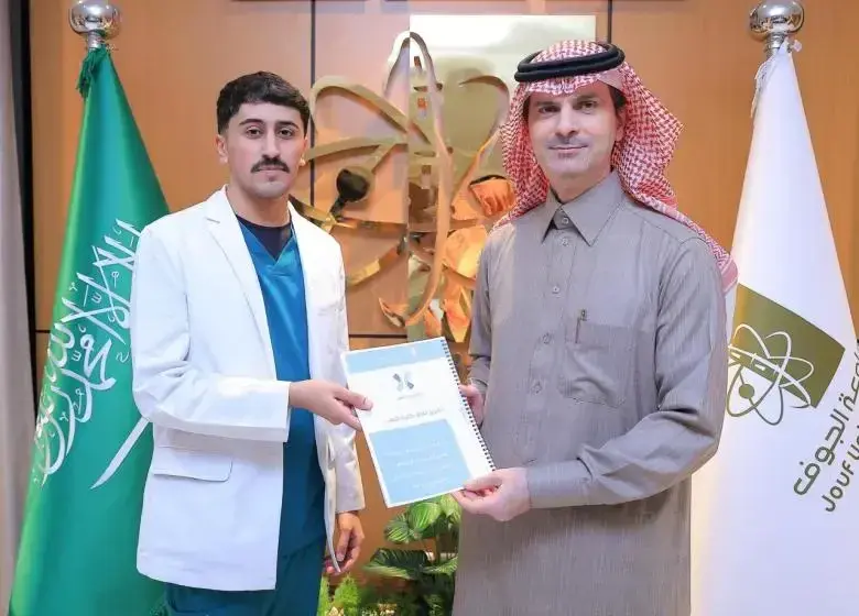 سعادة رئيس الجامعة يتسلم التقرير الخاص بالمجلس الاستشاري الطلابي سعادة رئيس الجامعة يتسلم التقرير الخاص بالمجلس الاستشاري الطلابي