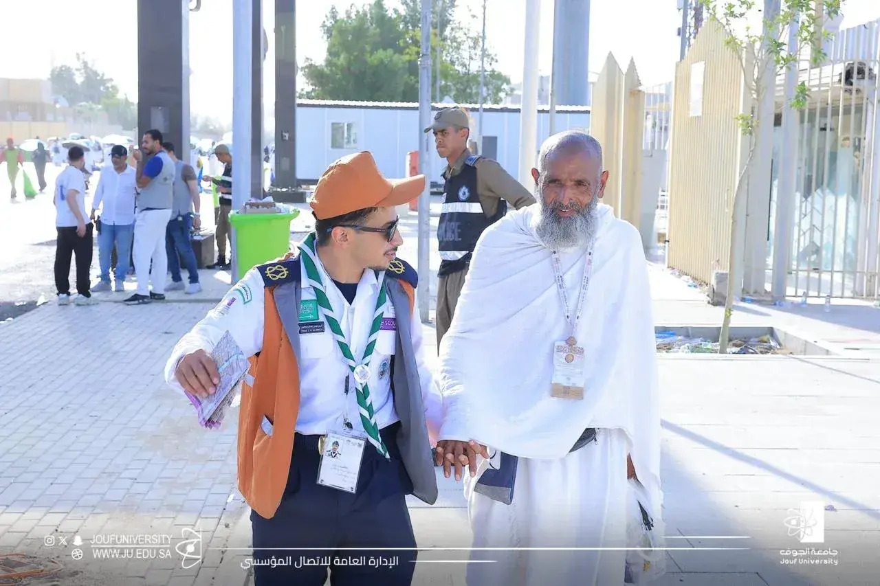 صور من مشاركة فرقة الجوالة جامعة الجوف في تنظيم والمساعدة في موسم الحج