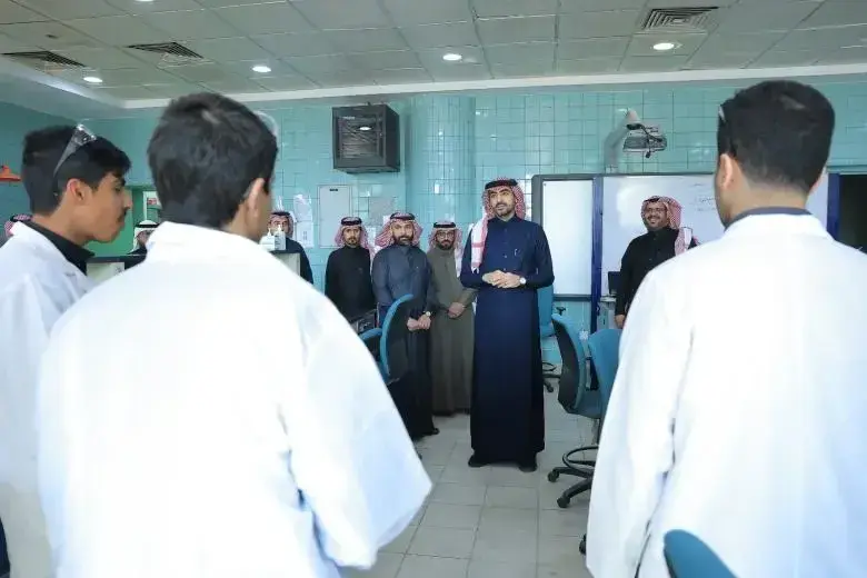 لقاء وكيل الجامعة بعدد من طلاب الكليات أثناء جولته التفقدية. لقاء وكيل الجامعة بعدد من طلاب الكليات أثناء جولته التفقدية.