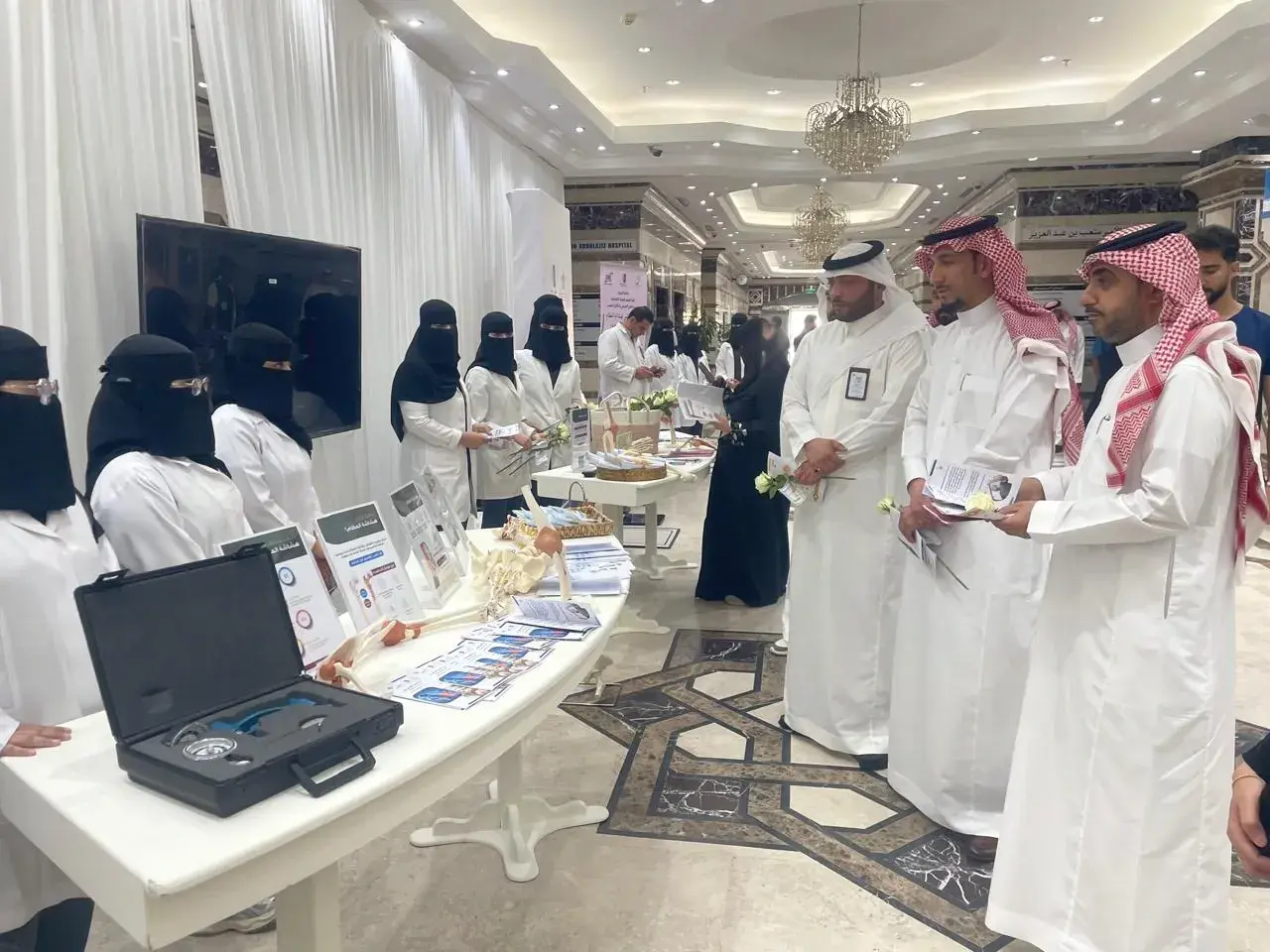 تعاون توعوي للتعريف بهشاشة العظام بين كلية العلوم الطبية التطبيقية ومستشفى الأمير متعب بن عبدالعزيز تعاون توعوي للتعريف بهشاشة العظام بين كلية العلوم الطبية التطبيقية ومستشفى الأمير متعب بن عبدالعزيز