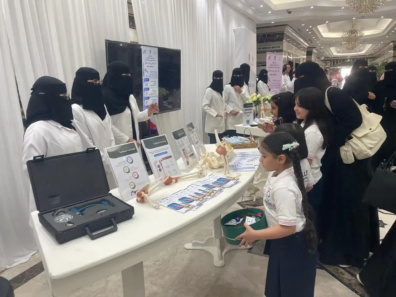 تعاون توعوي للتعريف بهشاشة العظام بين كلية العلوم الطبية التطبيقية ومستشفى الأمير متعب بن عبدالعزيز تعاون توعوي للتعريف بهشاشة العظام بين كلية العلوم الطبية التطبيقية ومستشفى الأمير متعب بن عبدالعزيز