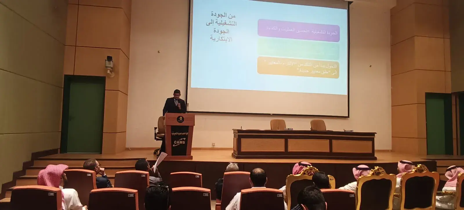 رؤية المستقبل: تكامل الذكاء الاصطناعي والحكمة البشرية