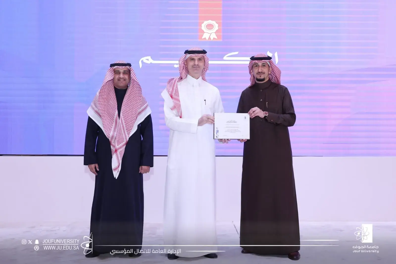 The esteemed University President honors the College Dean in recognition of the College’s contributions to voluntary work for the year 2025