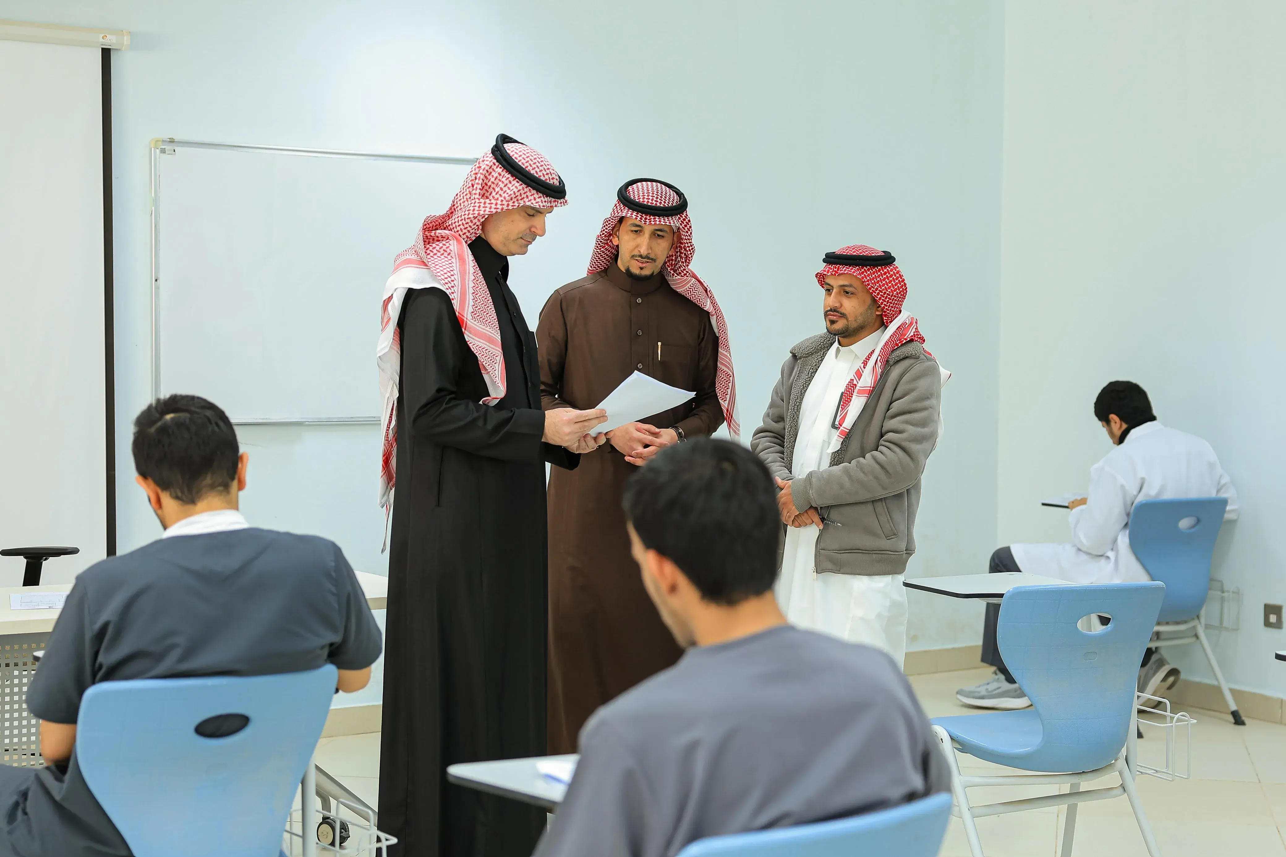رئيس جامعة الجوف يتفقد سير الاختبارات بكلية العلوم الطبية