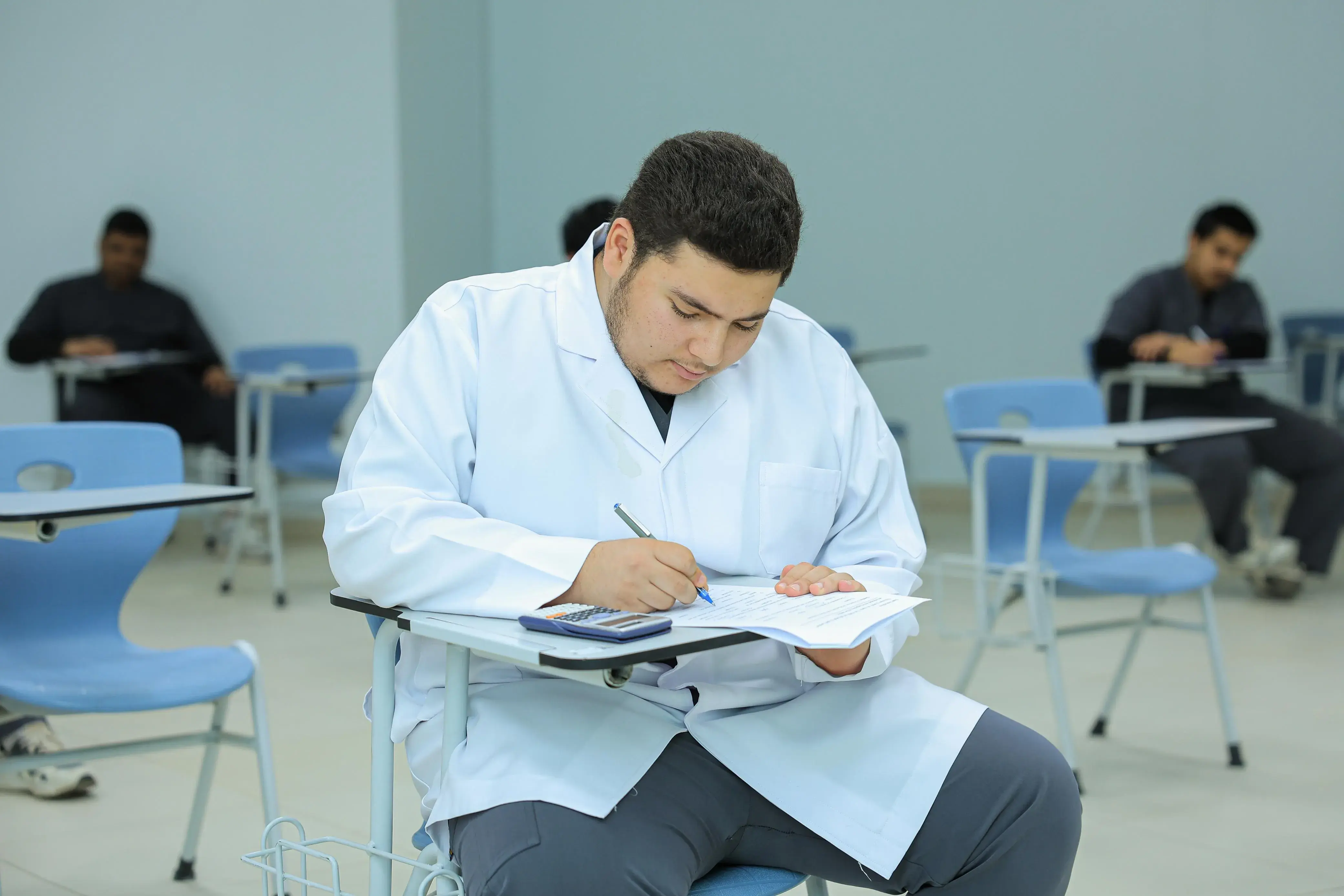 رئيس جامعة الجوف يتفقد سير الاختبارات بكلية العلوم الطبية