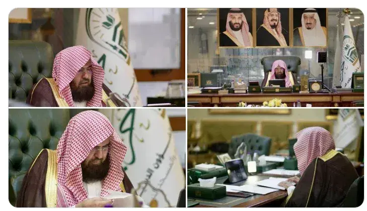 Prof. Dr. Abdulrahman Al-Sudais teaches students in the Master’s Program in Sharia.