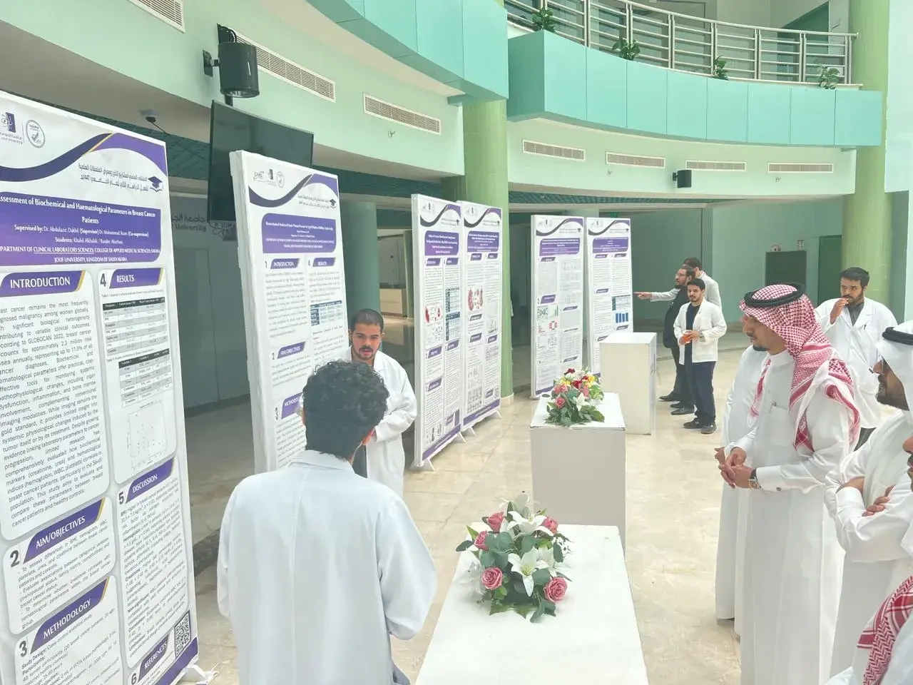 الملتقى العلمي ومعرض الملصقات العلمية لمشاريع أبحاث التخرج للفصل الدراسي الثاني 1447هـ كلية العلوم الطبية التطبيقية جامعة الجوف3