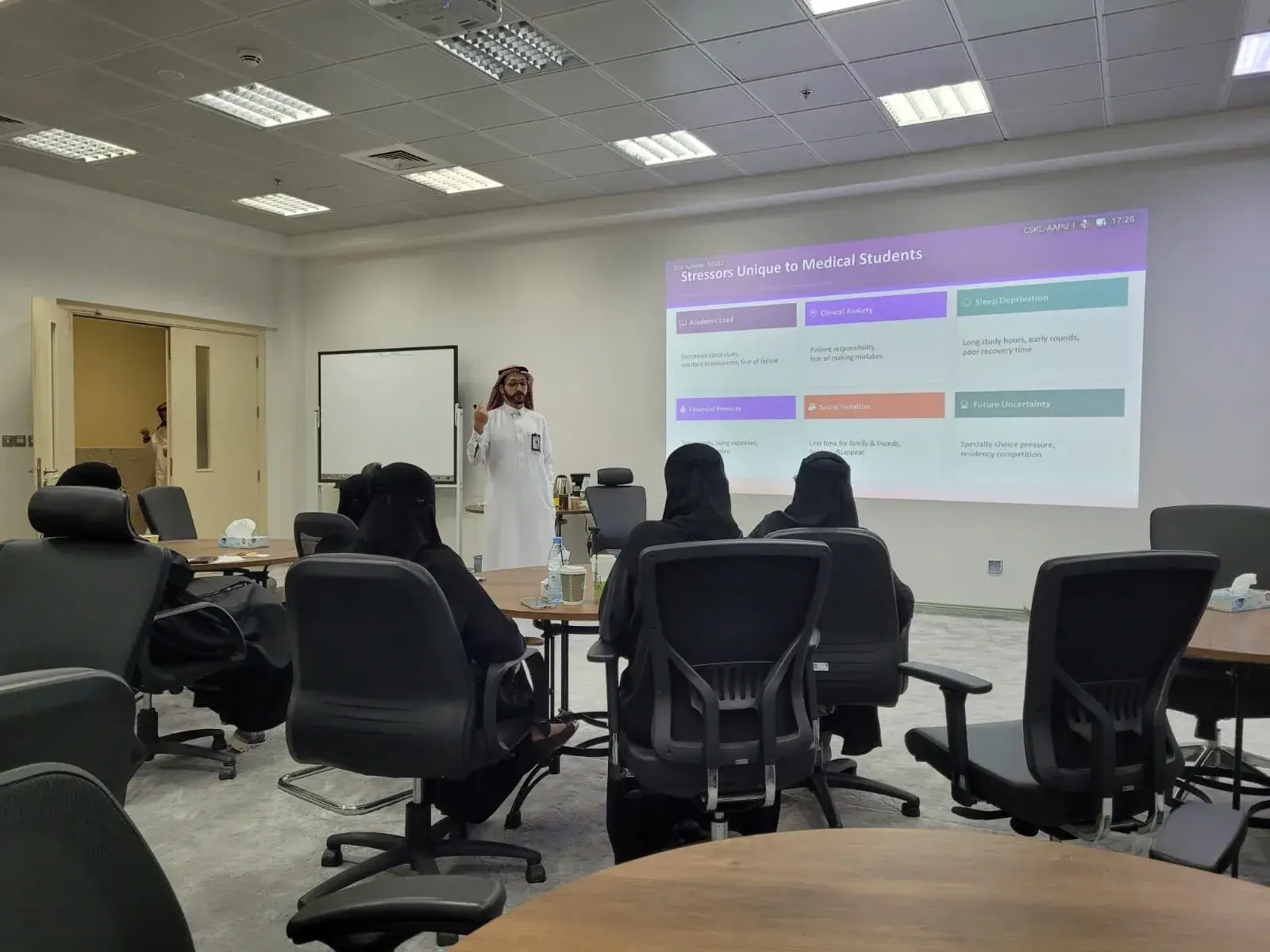 جانب من ورشة «إدارة الضغوط» التي نظّمتها كلية الطب بجامعة الجوف