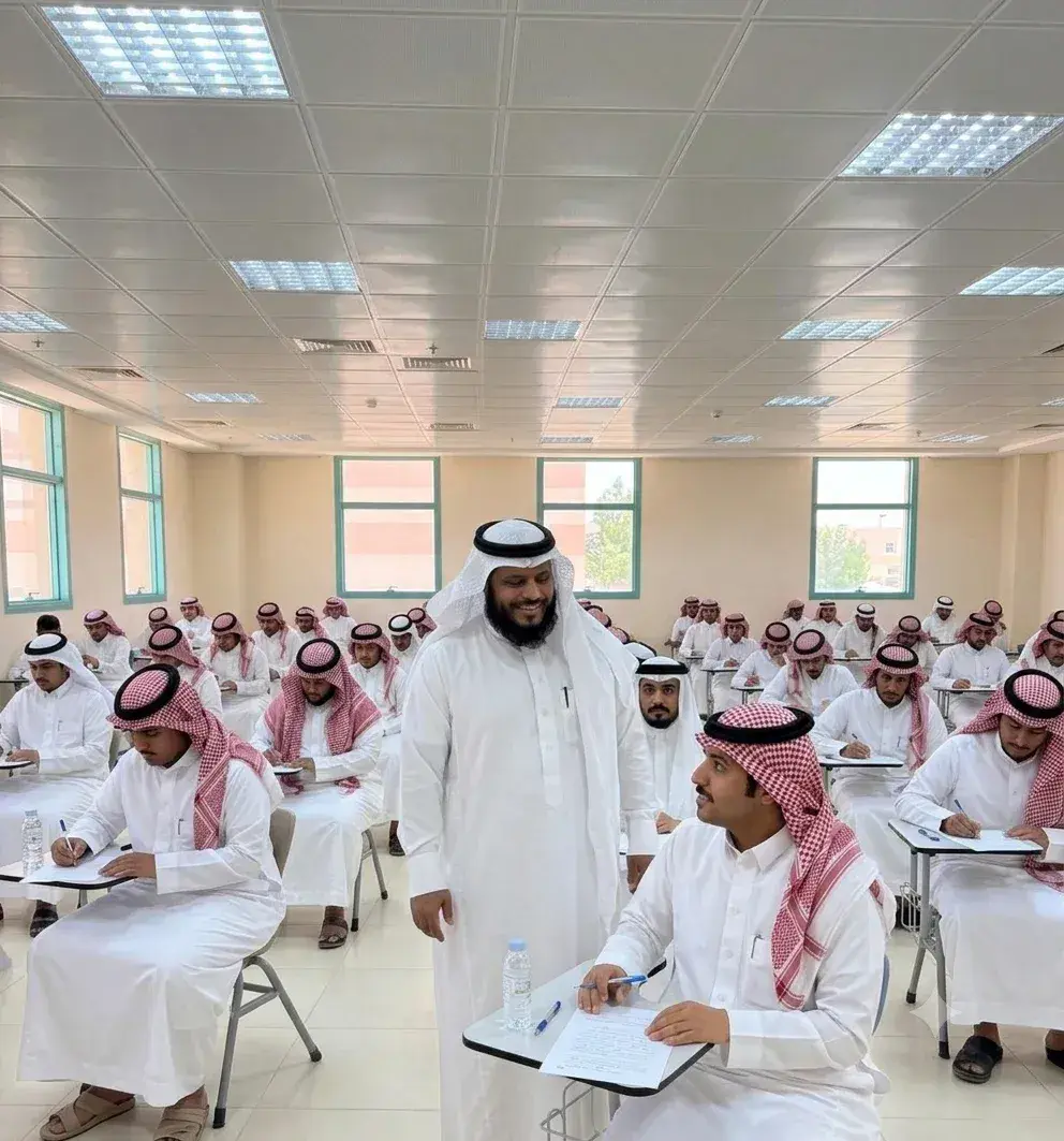 وكيل الكلية للشؤون التعليمية يطّلع على سير العمل في اللجان والقاعات الاختبارية