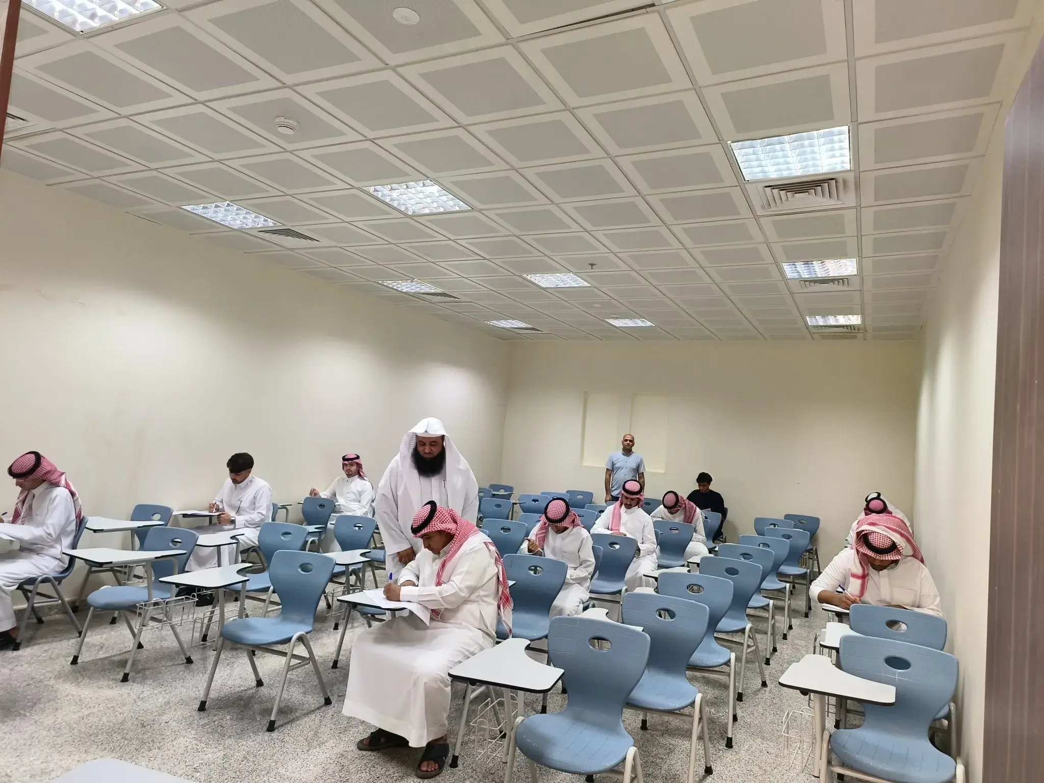 الرئيس التنفيذي للكلية التطبيقية يتفقد سير الاختبارات النهائية للفصل الدراسي الثاني 1447هـ