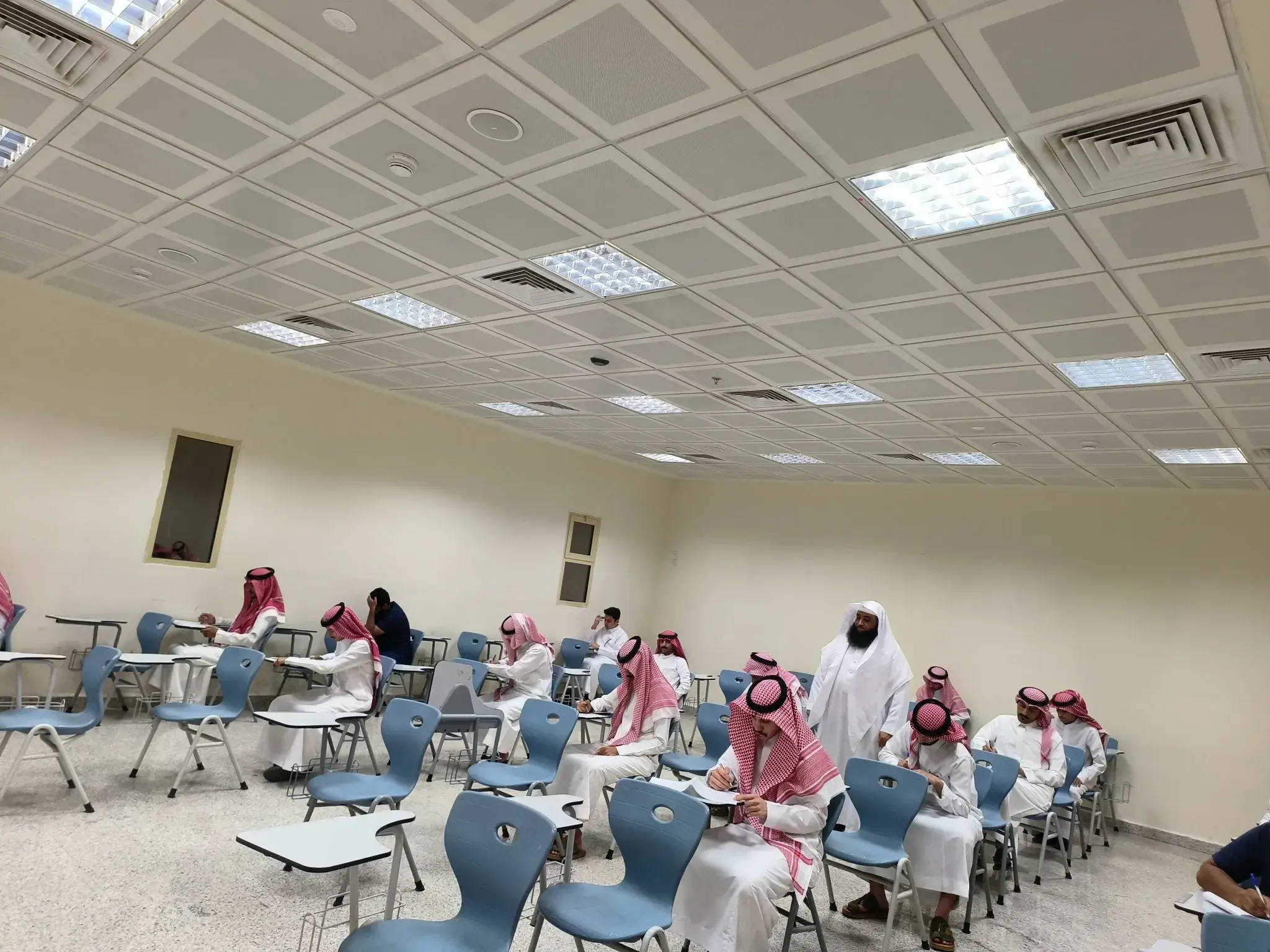 الرئيس التنفيذي للكلية التطبيقية يتفقد سير الاختبارات النهائية للفصل الدراسي الثاني 1447هـ