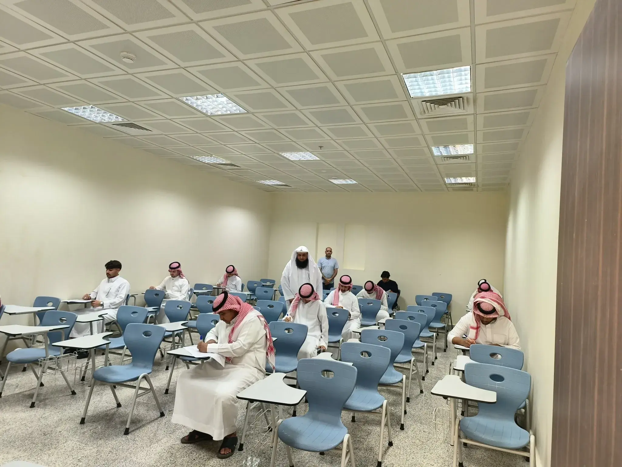 الرئيس التنفيذي للكلية التطبيقية يتفقد سير الاختبارات النهائية للفصل الدراسي الثاني 1447هـ