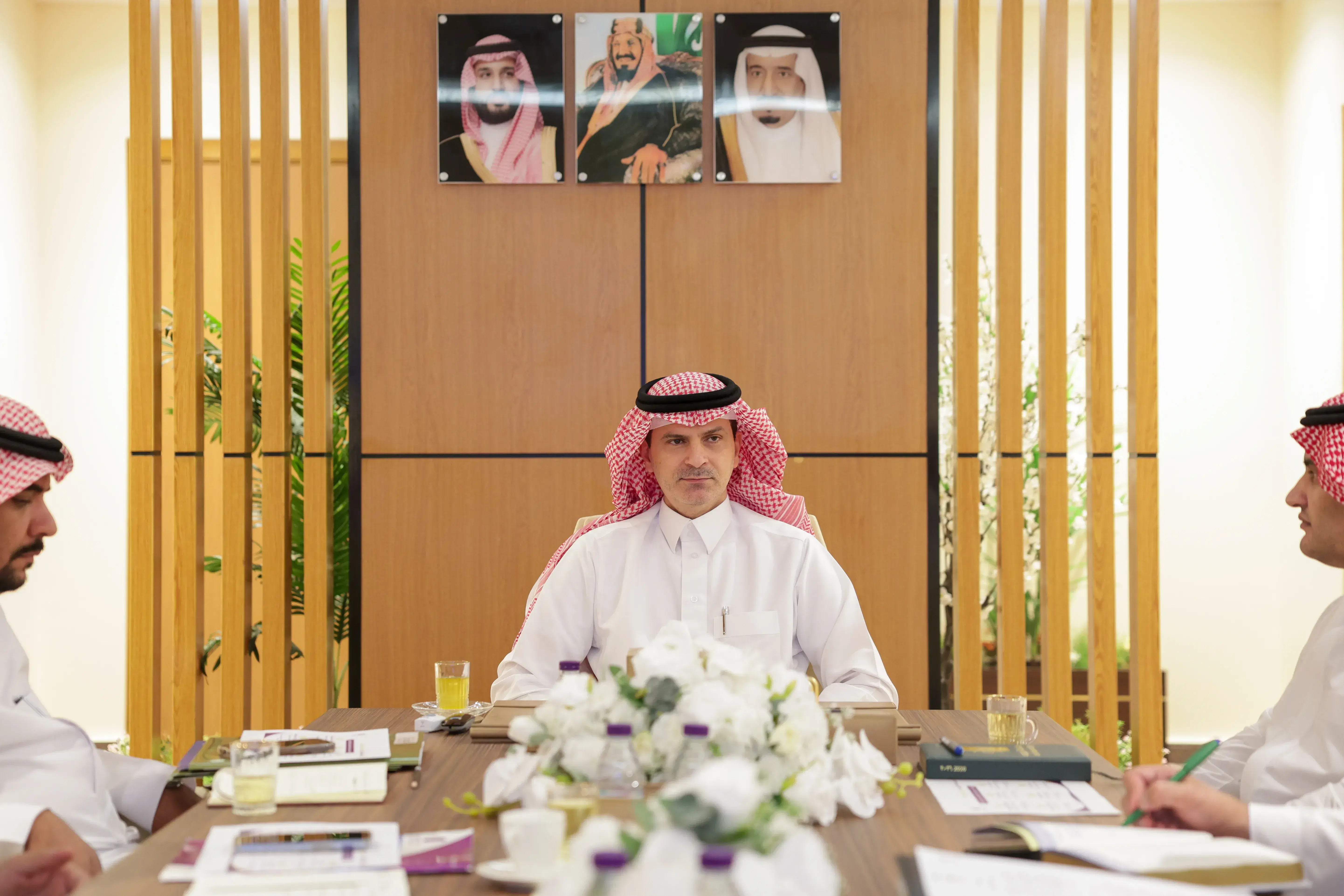 رئيس جامعة الجوف يتابع خطة العمل الصيفية