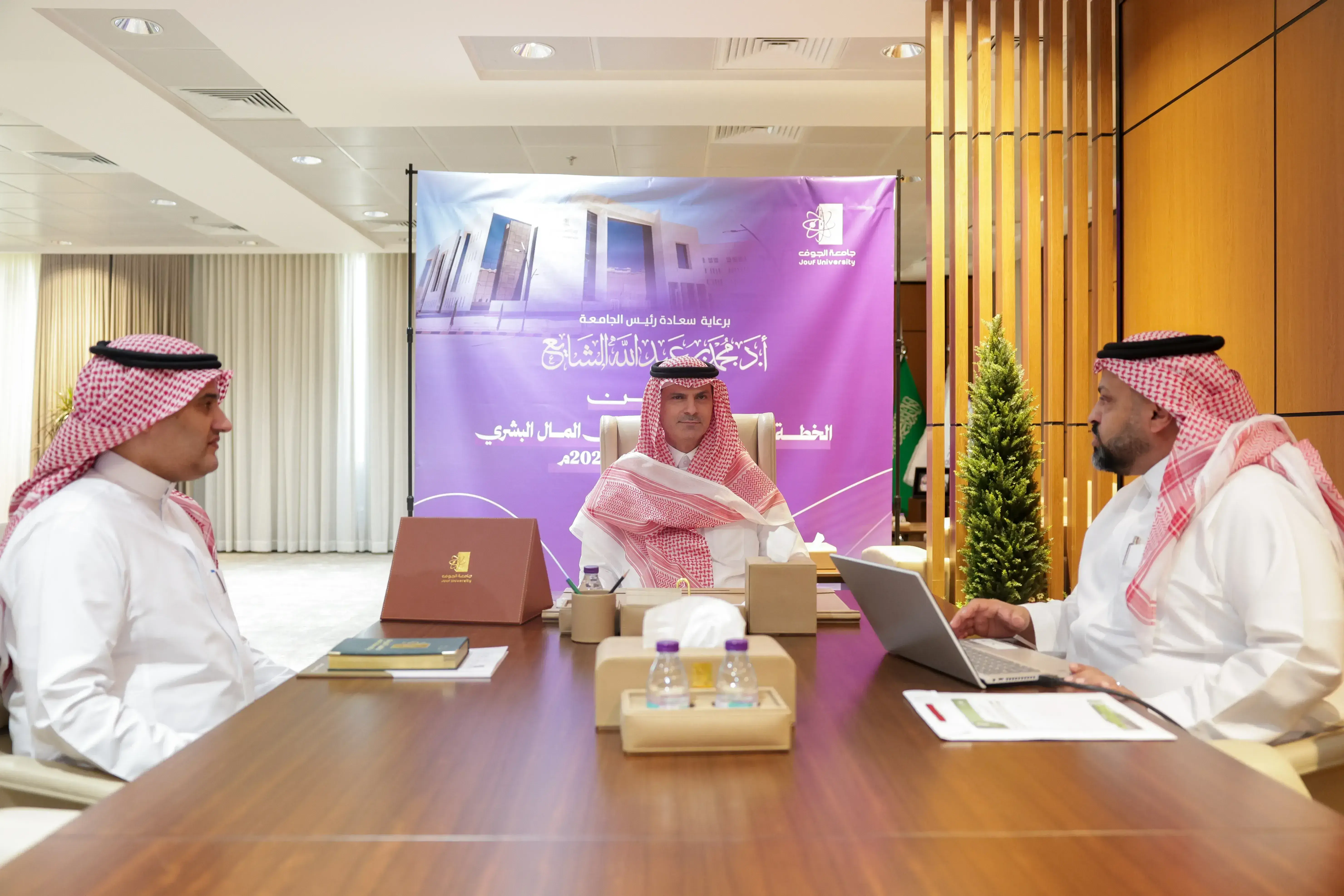 رئيس جامعة الجوف يدشّن البرنامج التدريبي السنوي لتطوير رأس المال البشري ويؤكد دوره في تحقيق مستهدفات الجامعة وخدمة المجتمع