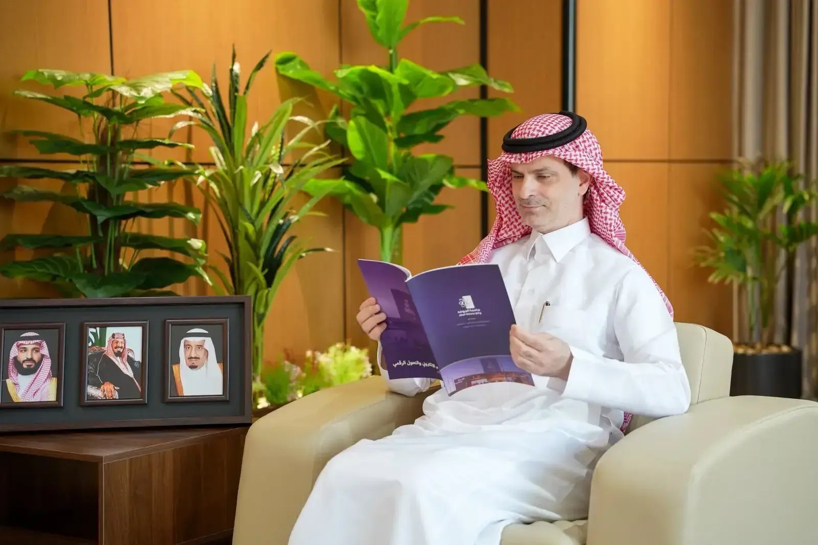 رئيس جامعة الجوف يستعرض التقرير السنوي لعمادة التعليم الإلكتروني والتحول الرقمي 
