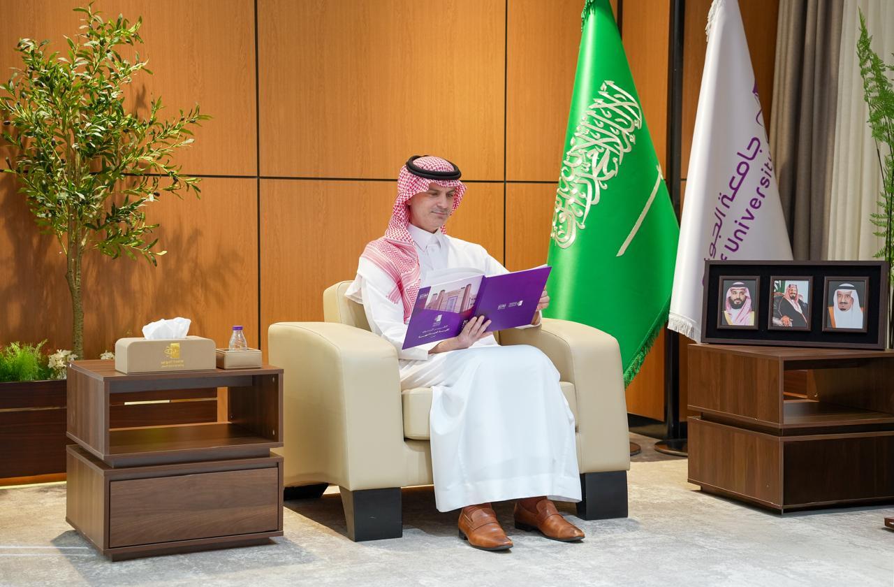 رئيس جامعة الجوف يستعرض التقرير السنوي لكلية الصيدلة 