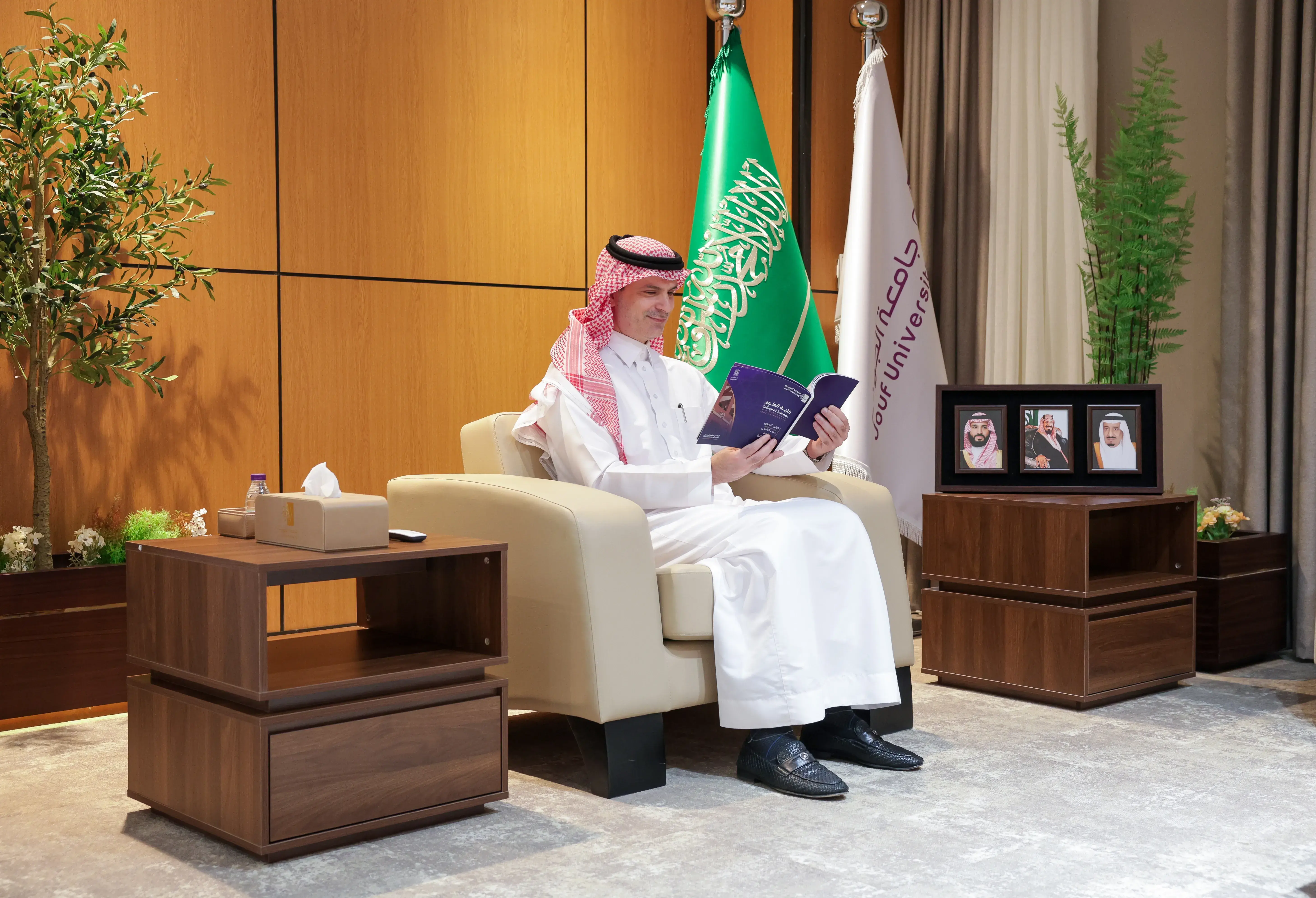 رئيس جامعة الجوف يستعرض التقرير السنوي لكلية العلوم ويطّلع على منجزاتها النوعية ومستهدفاتها المستقبلية