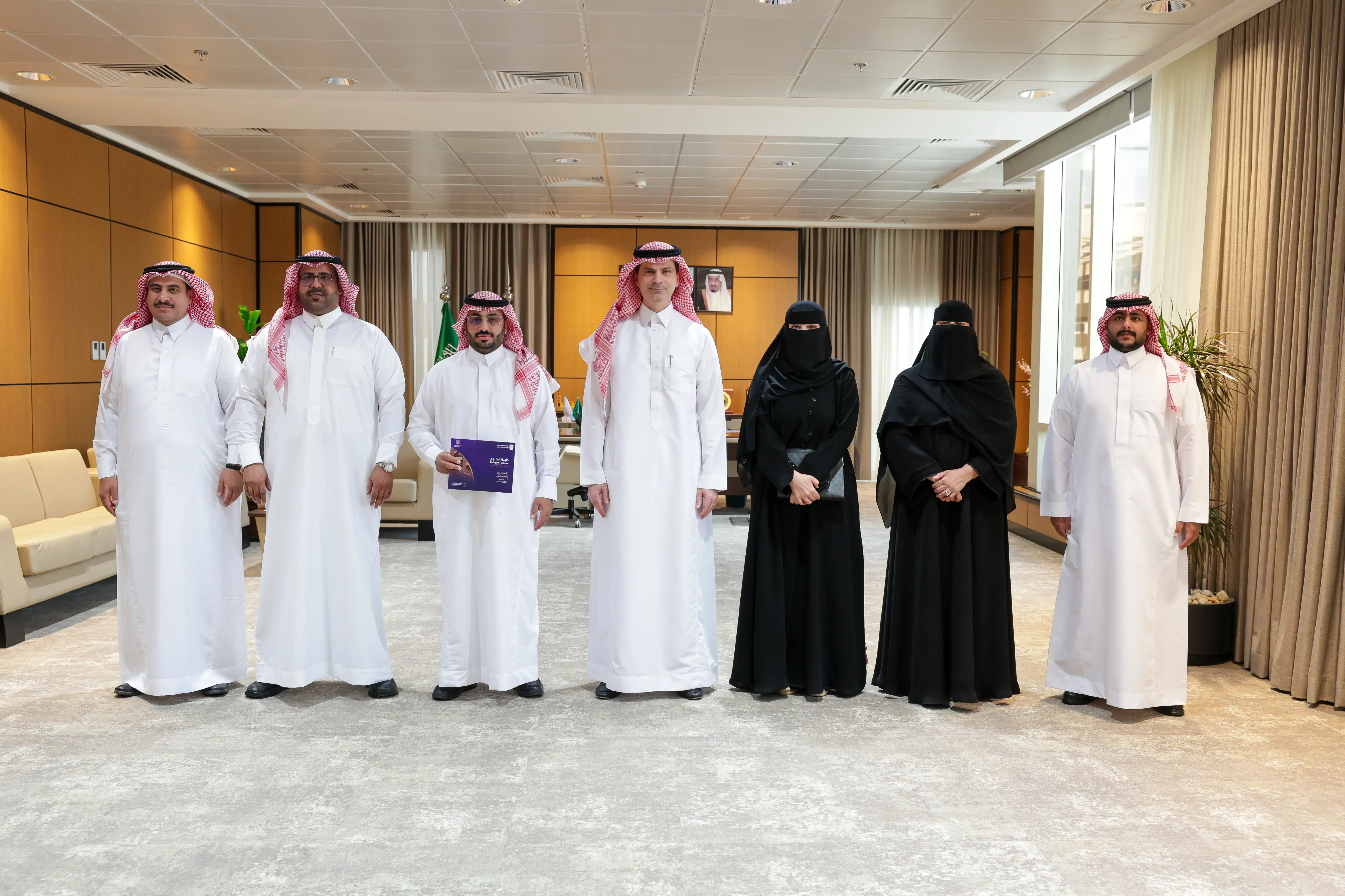رئيس جامعة الجوف يستعرض التقرير السنوي لكلية العلوم ويطّلع على منجزاتها النوعية ومستهدفاتها المستقبلية