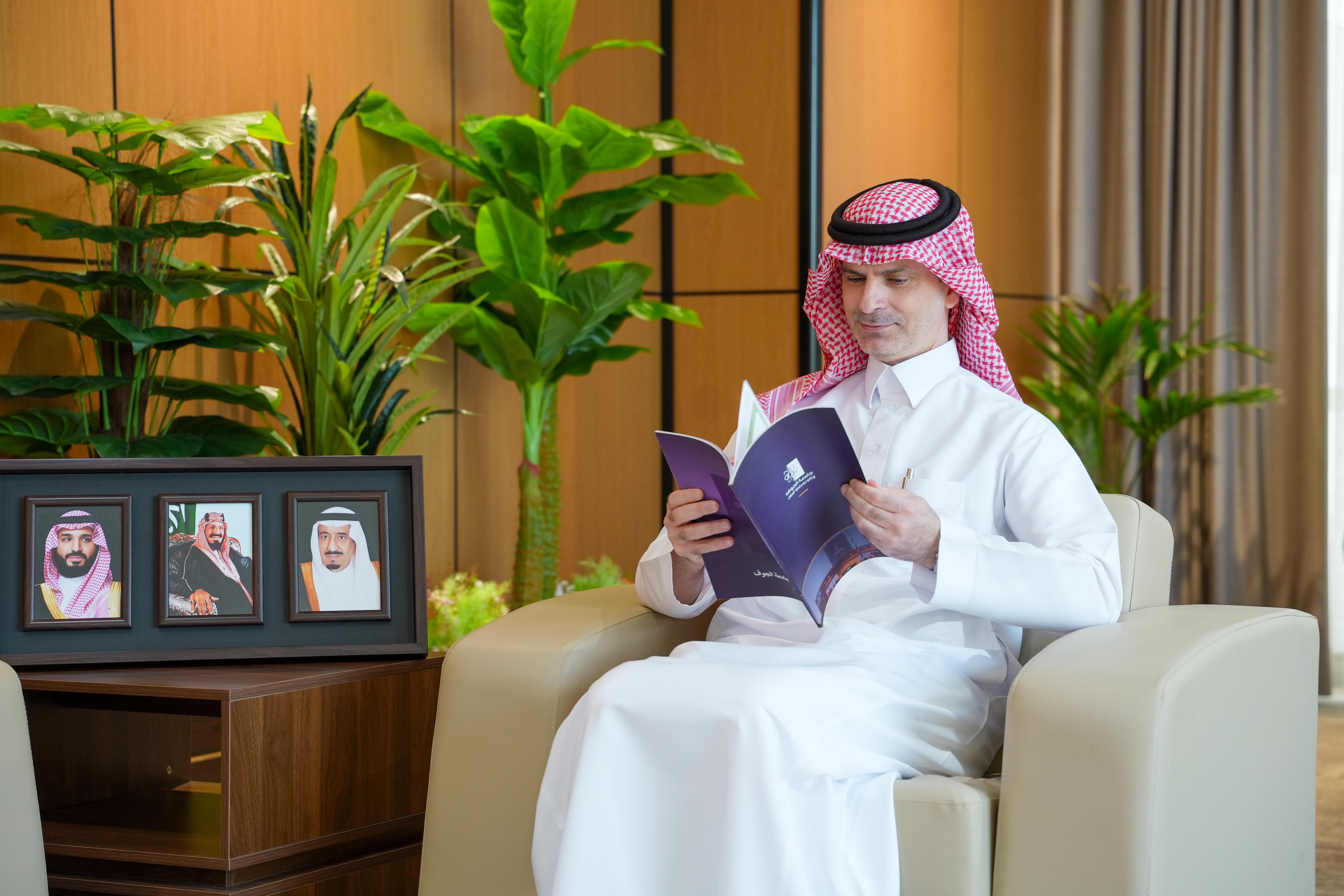  University President Reviews the Annual Report of the College of Arts