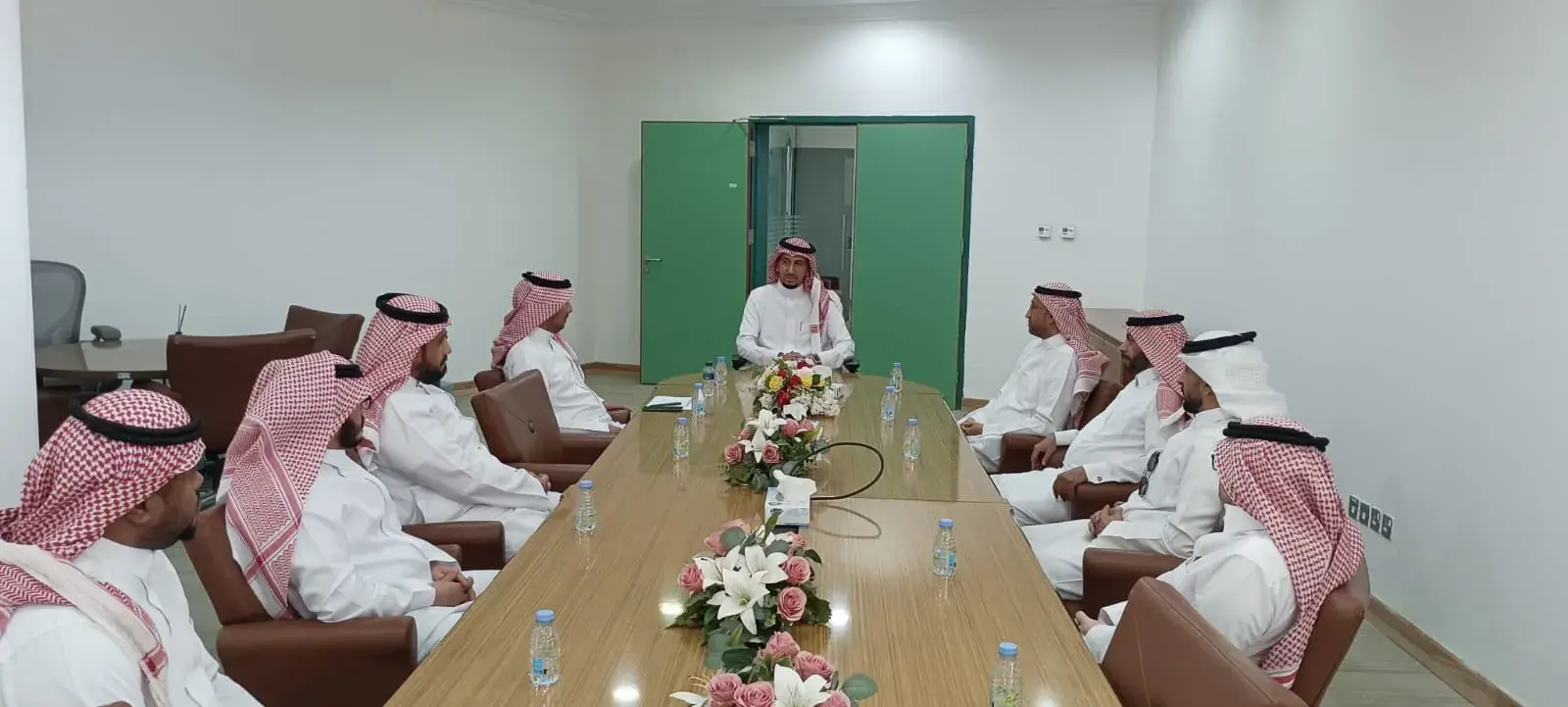 His Excellency, the Dean of the College of Applied Medical Sciences, meets with the administrative and technical staff