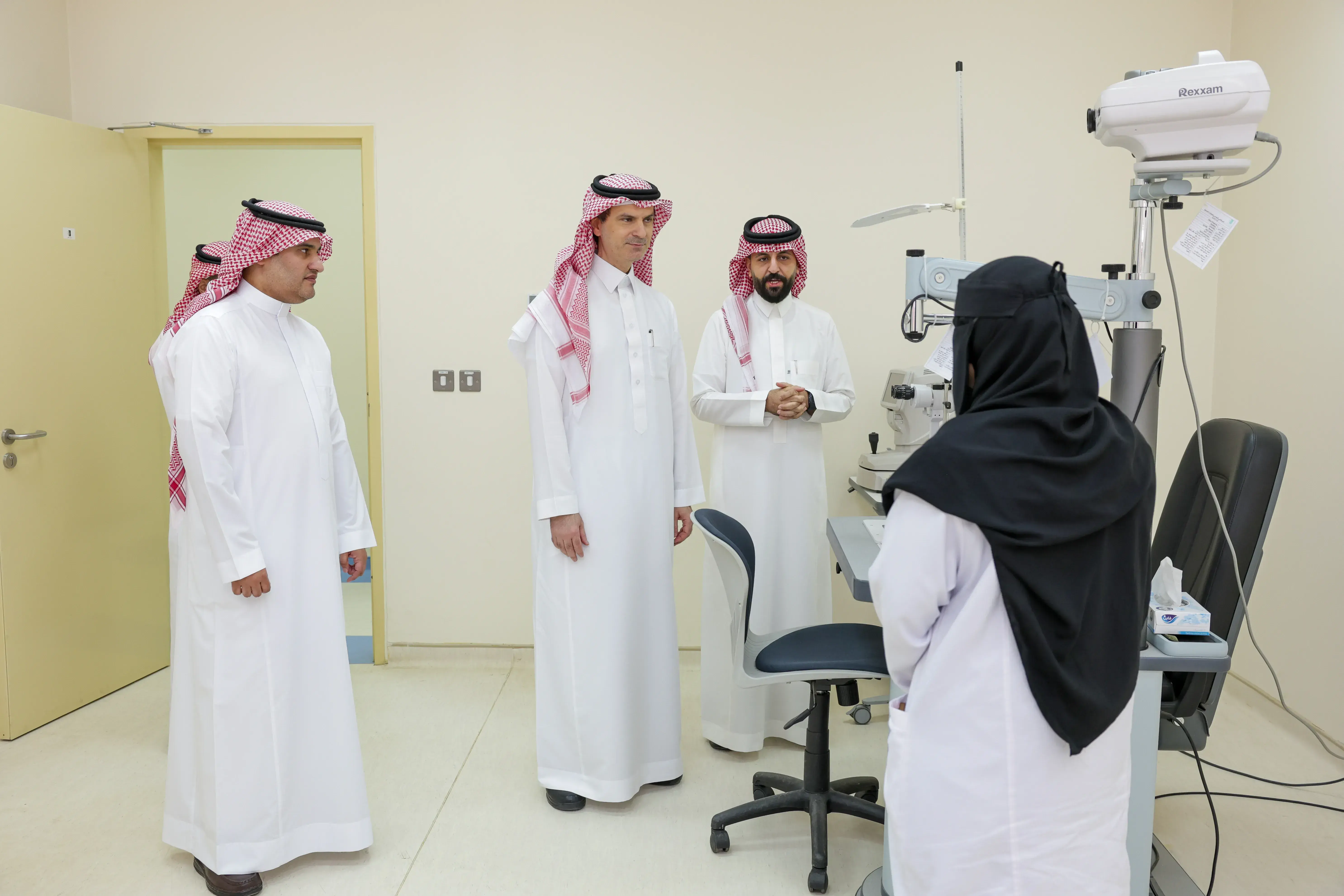 رئيس جامعة الجوف يتفقد العيادات الطبية