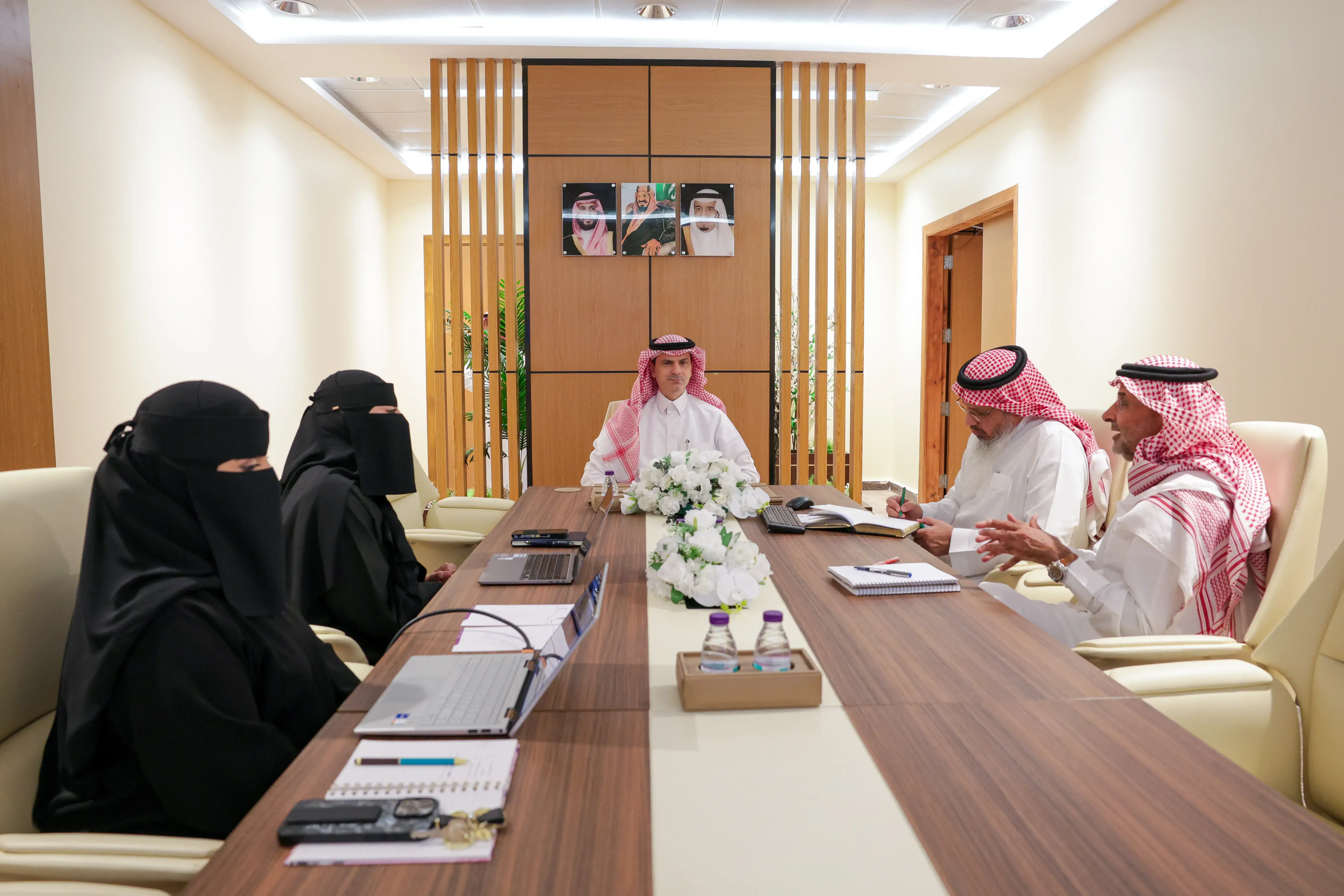 رئيس الجامعة  يلتقي فريق مكتب إدارة البيانات 