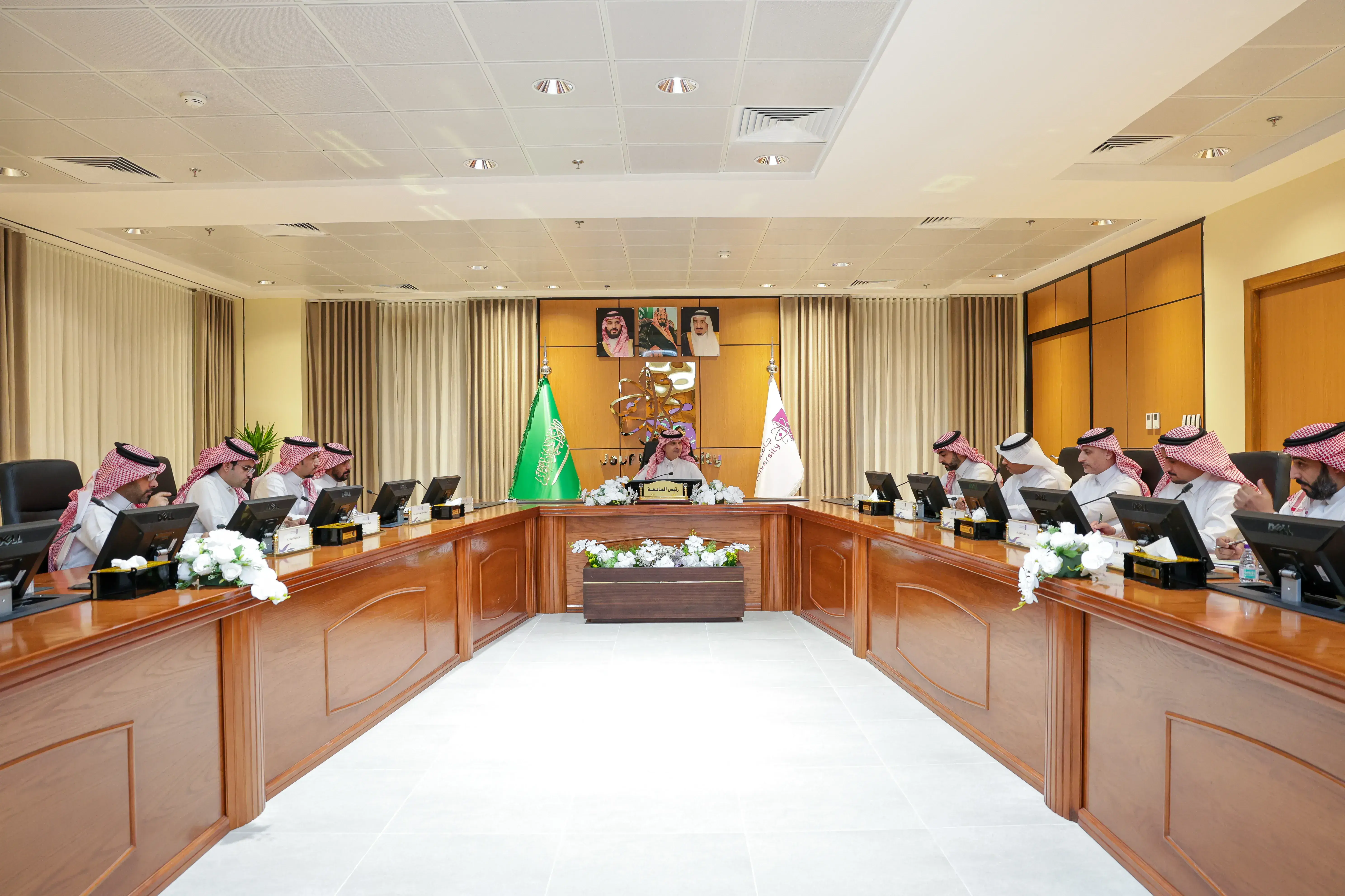 رئيس جامعة الجوف  يلتقي عمداء الكليات الصحية والهندسية والتقنية 