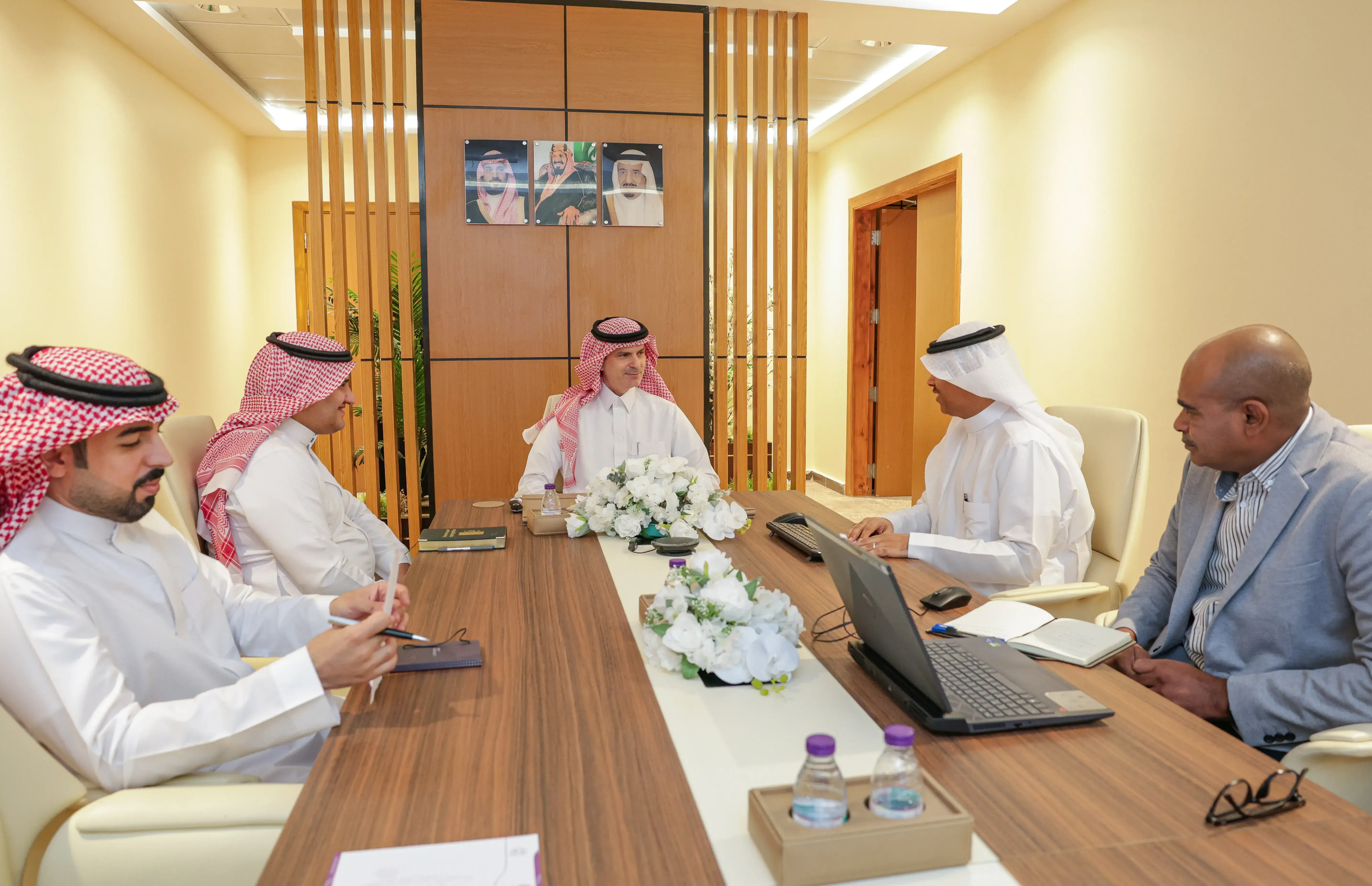 رئيس جامعة الجوف  يرأس اجتماع لجنة المشاريع 