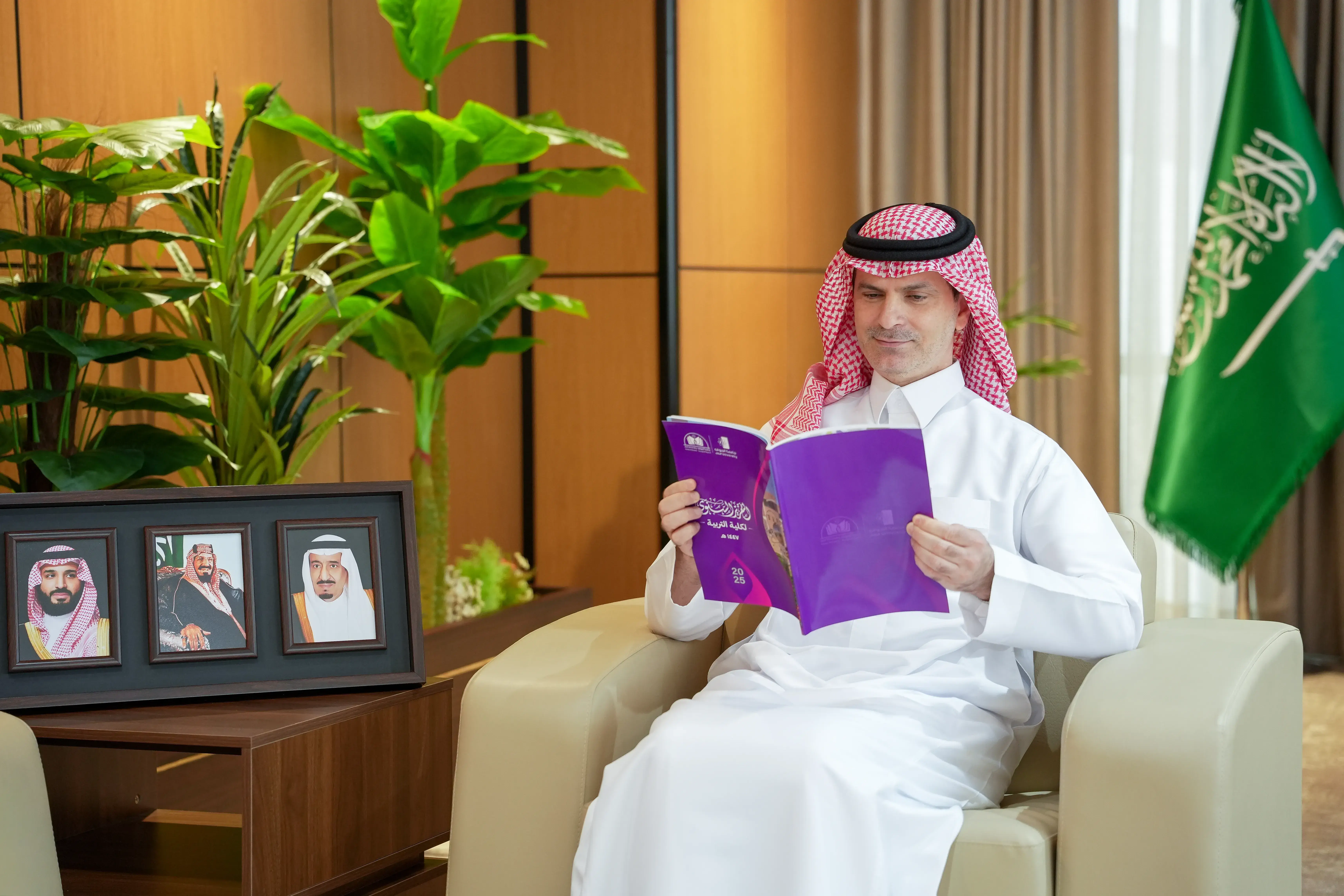 رئيس جامعة الجوف يستعرض التقرير السنوي لكلية التربية