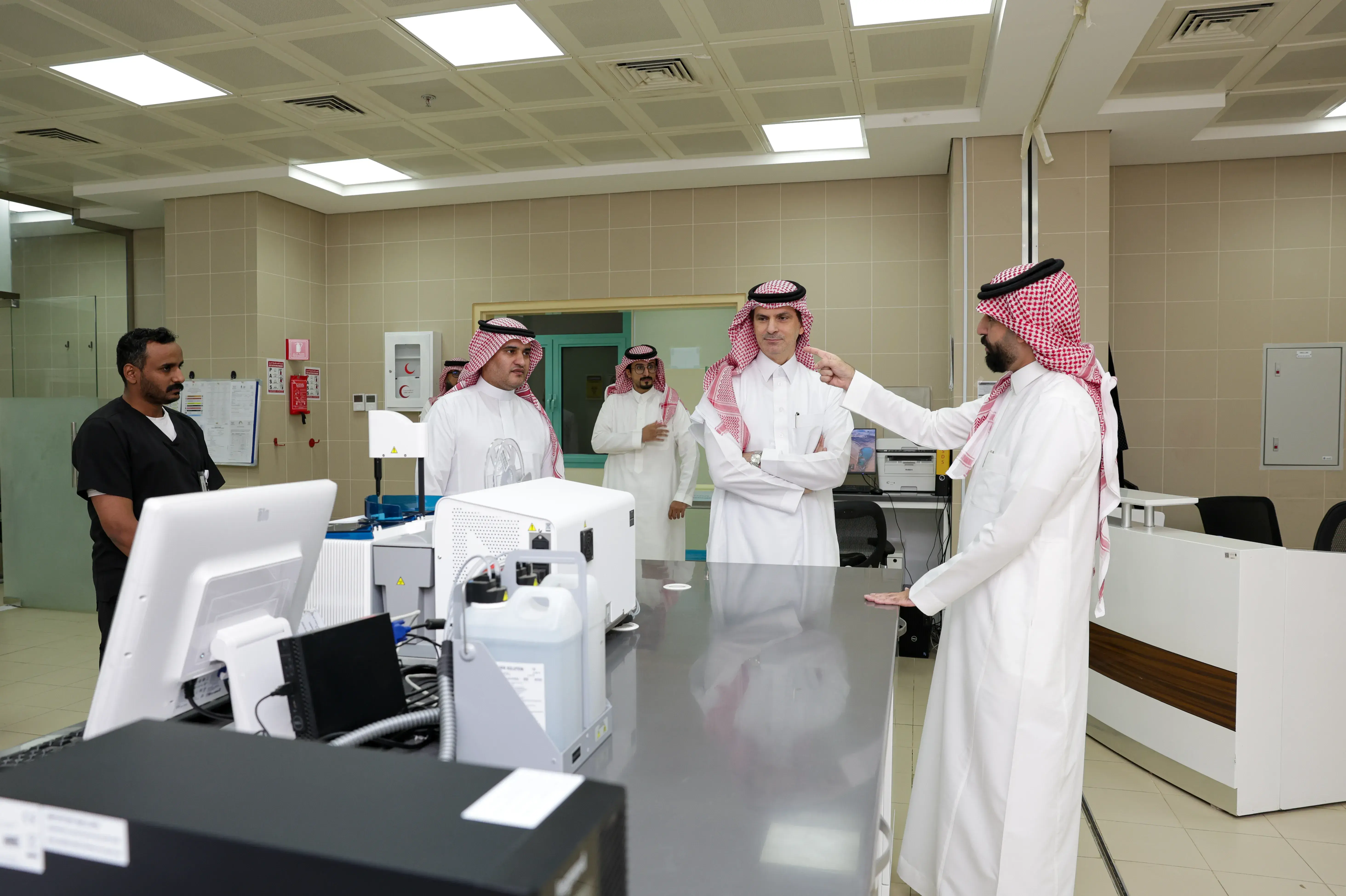 رئيس جامعة الجوف يتفقد العيادات الطبية