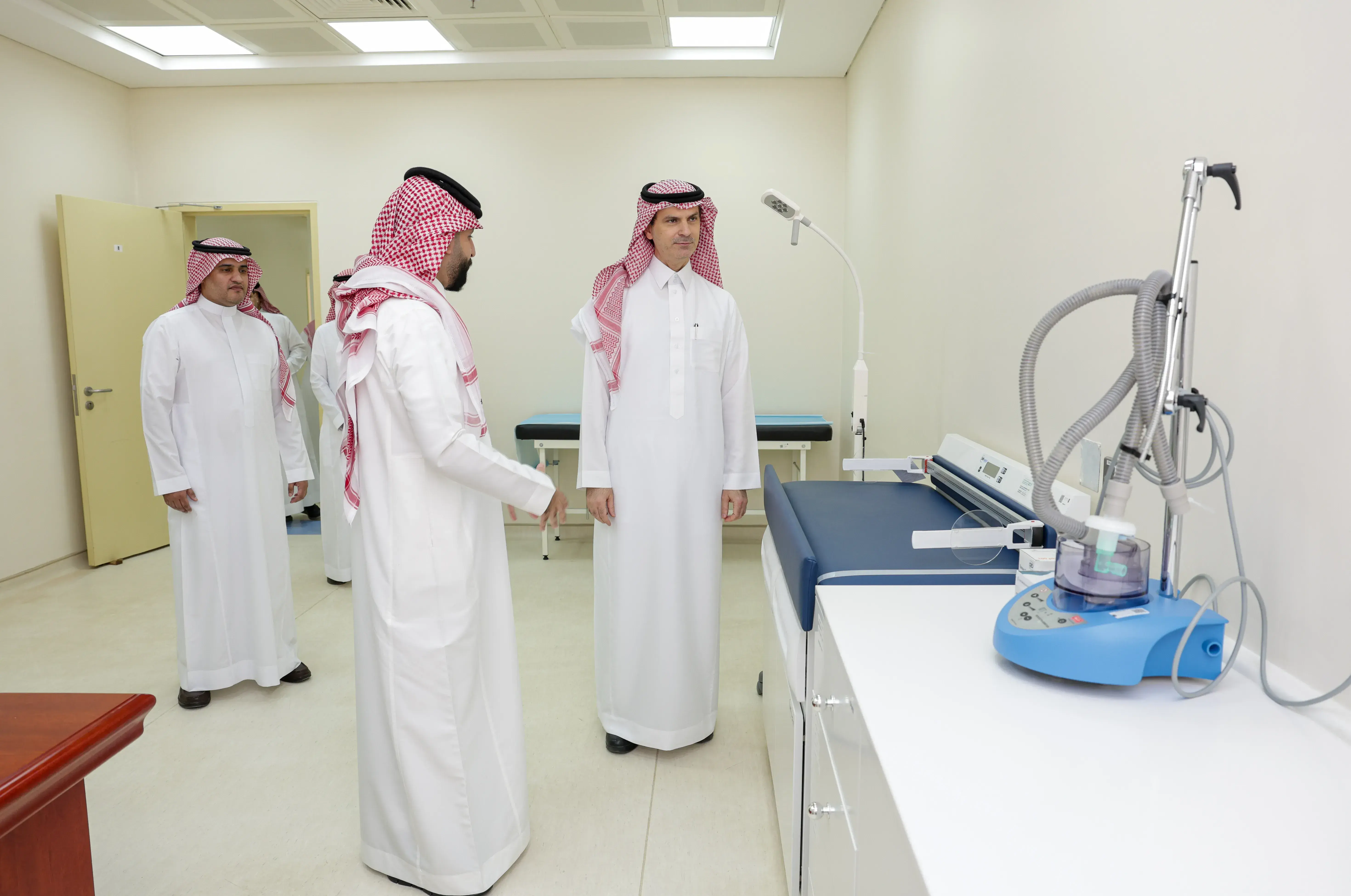 رئيس جامعة الجوف يتفقد العيادات الطبية