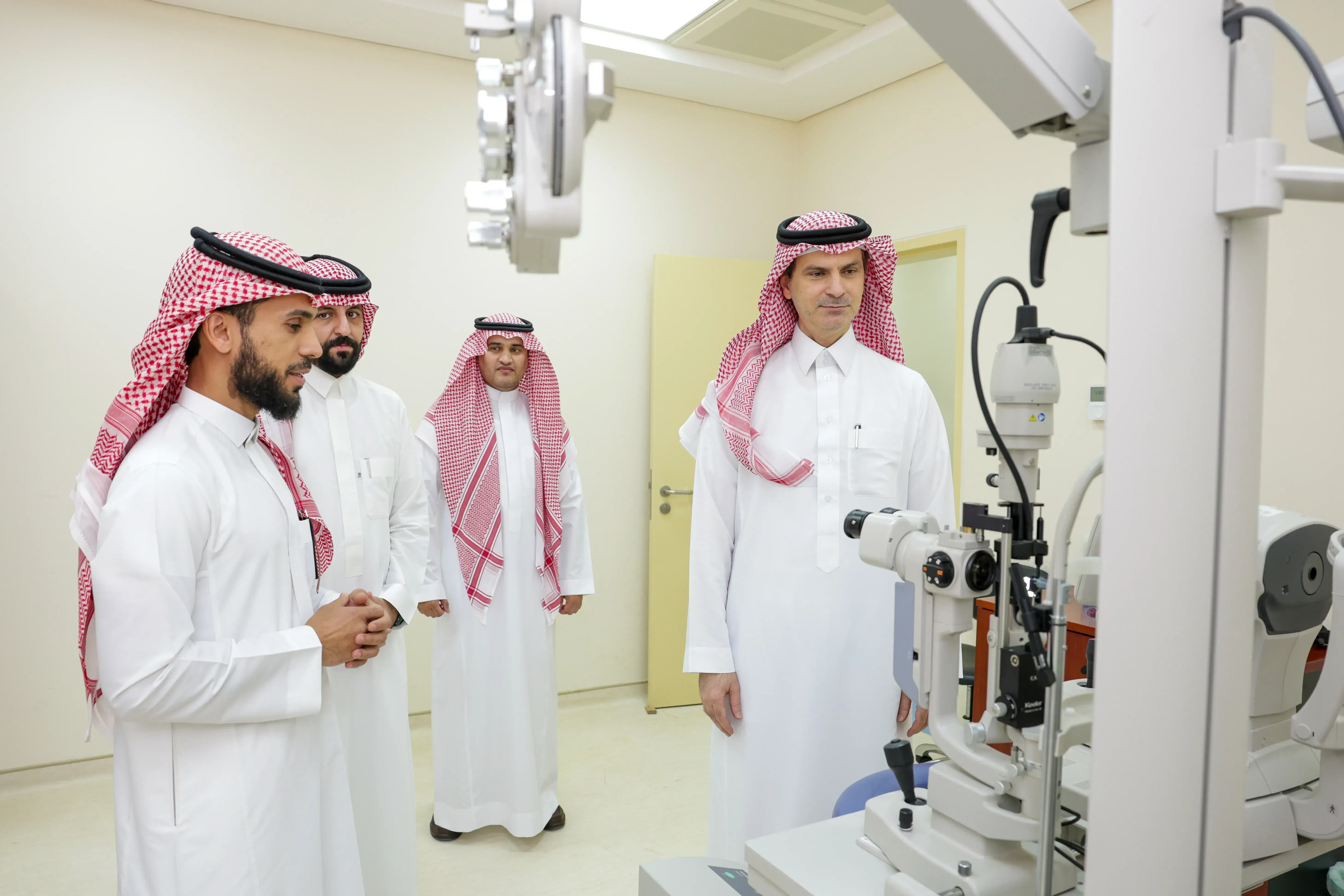 رئيس جامعة الجوف يتفقد العيادات الطبية