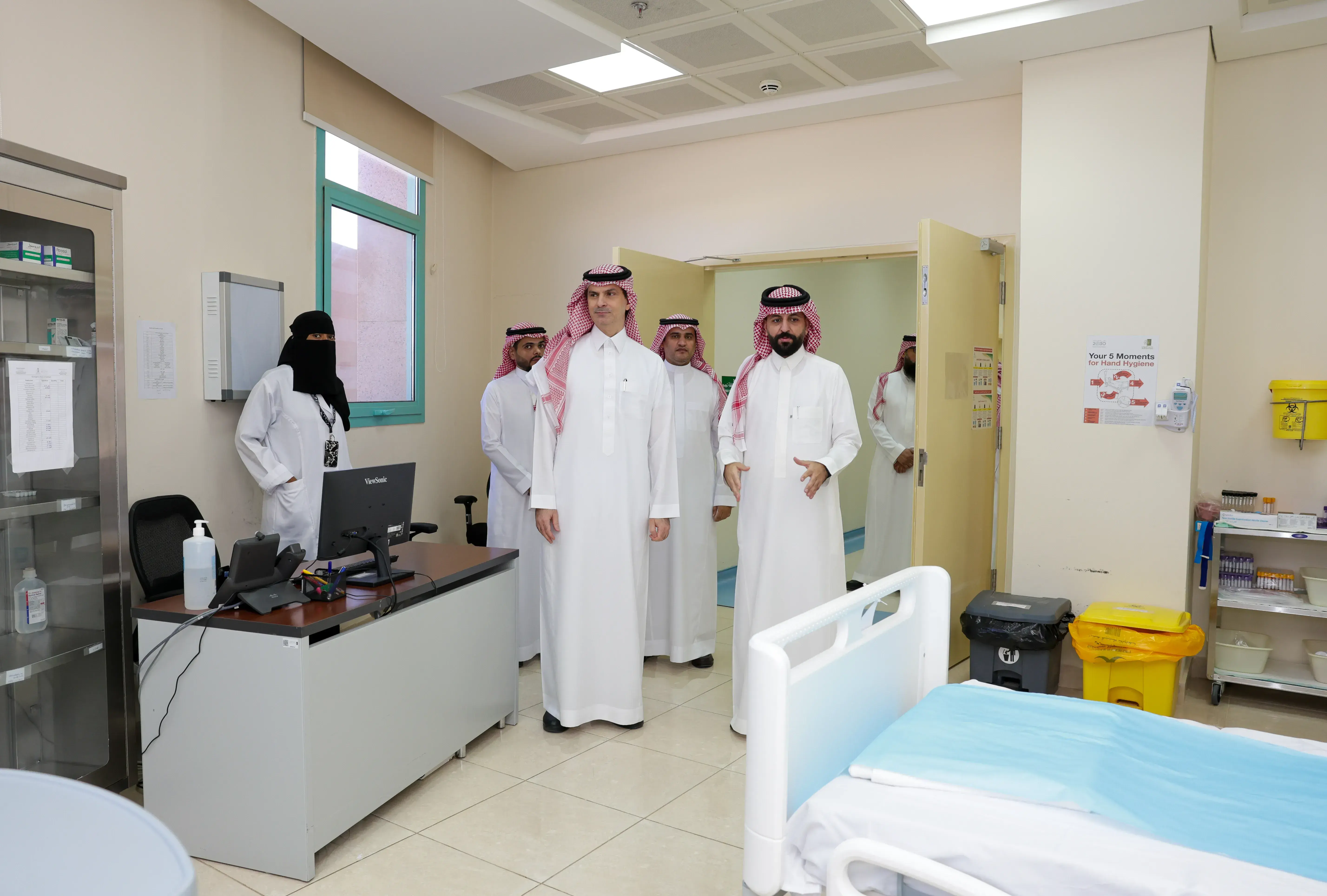 رئيس جامعة الجوف يتفقد العيادات الطبية