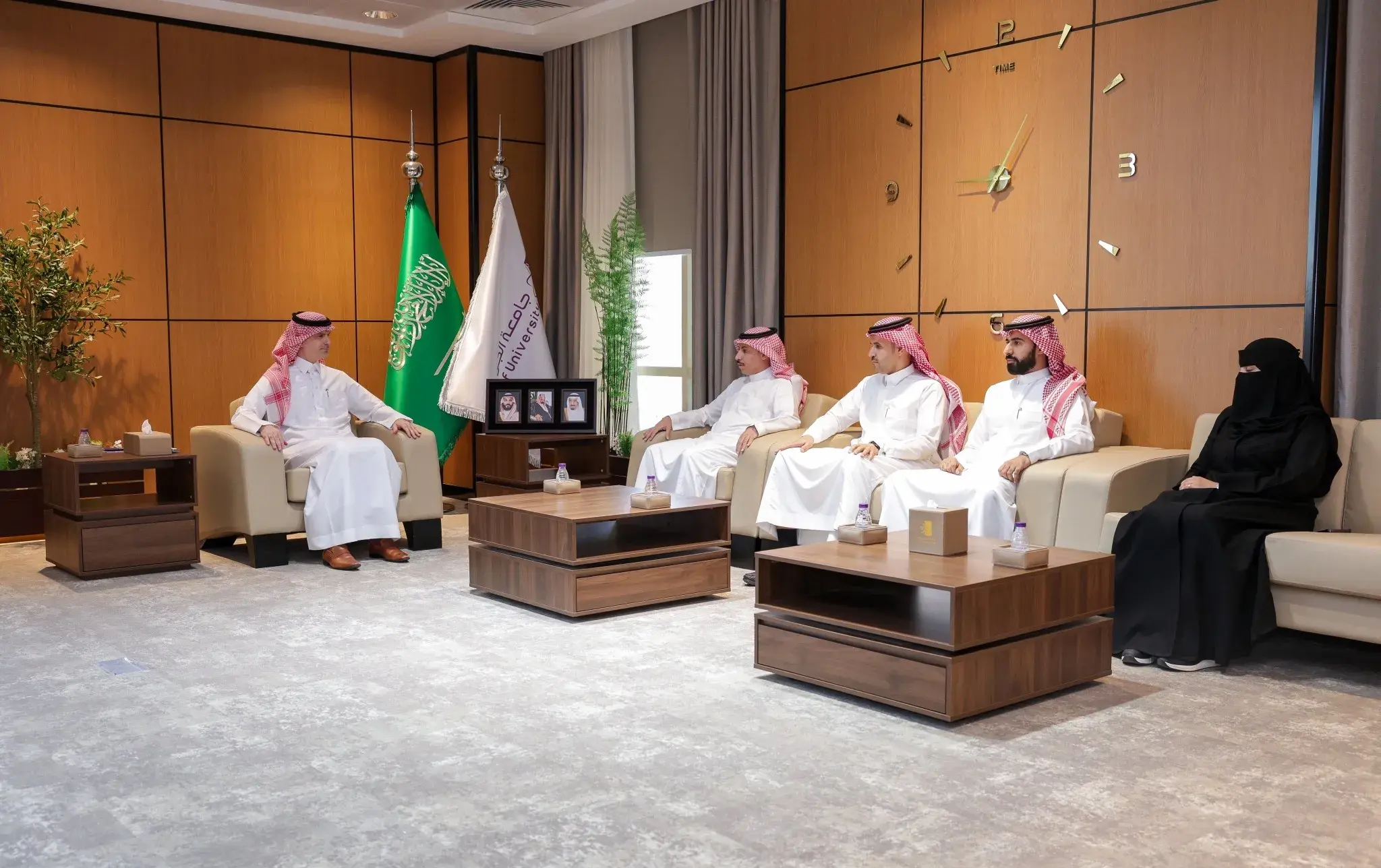 رئيس جامعة الجوف يستعرض التقرير السنوي لعمادة الدراسات العليا والبحث العلمي