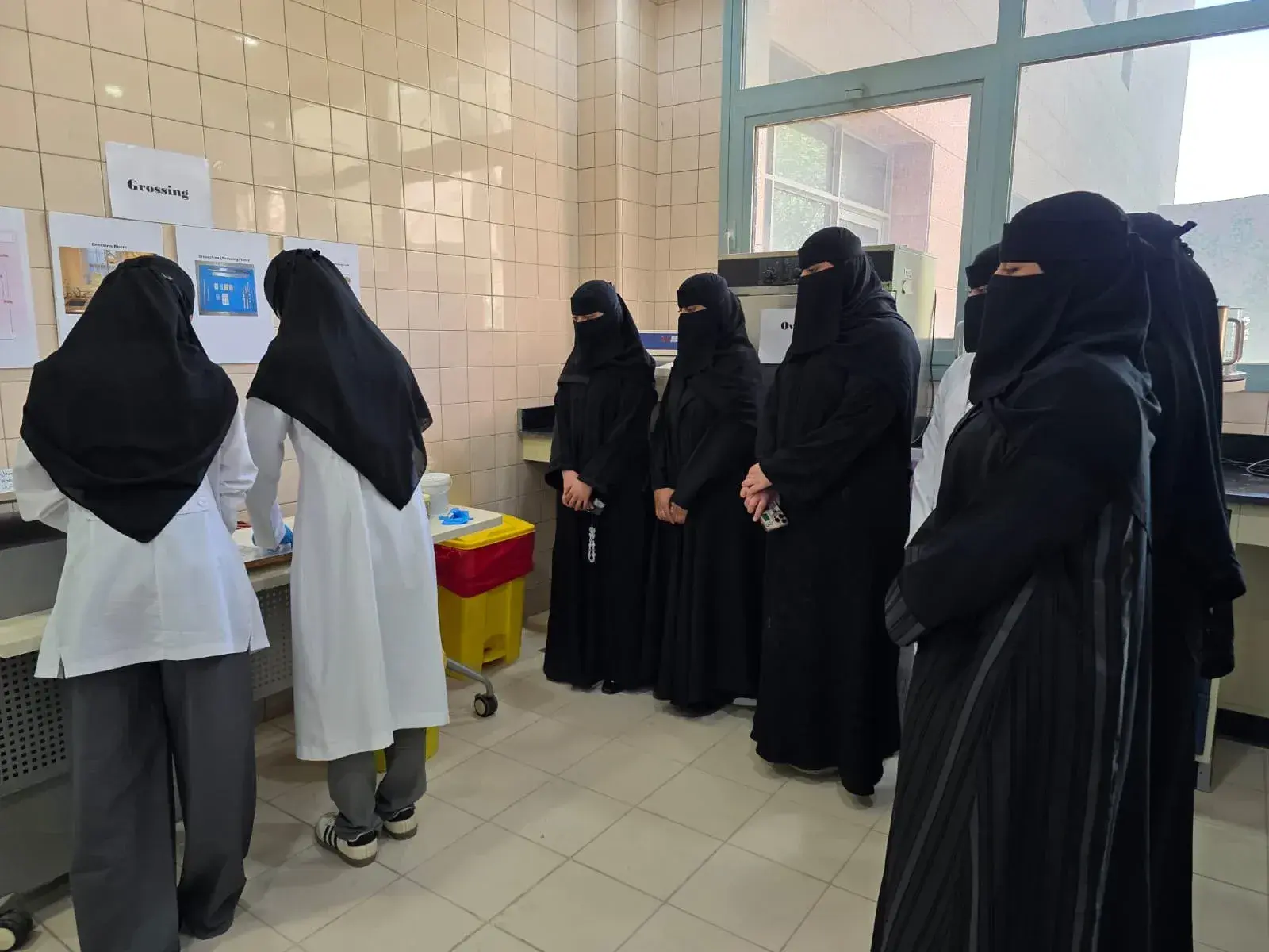 كلية العلوم الطبية التطبيقية تدرب طالبات المختبرات على مسار العينات النسيجية من الخزعة إلى التشخيص