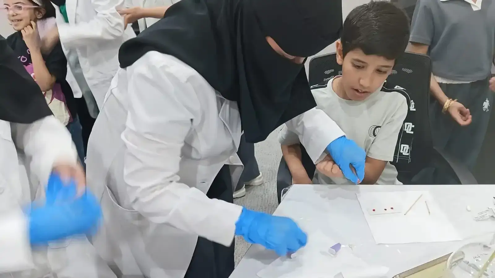 فقرات ترفيهية تُدخل البهجة والسرور في نفوس المستفيدين وتعكس التزام الكلية بالمسؤولية المجتمعية