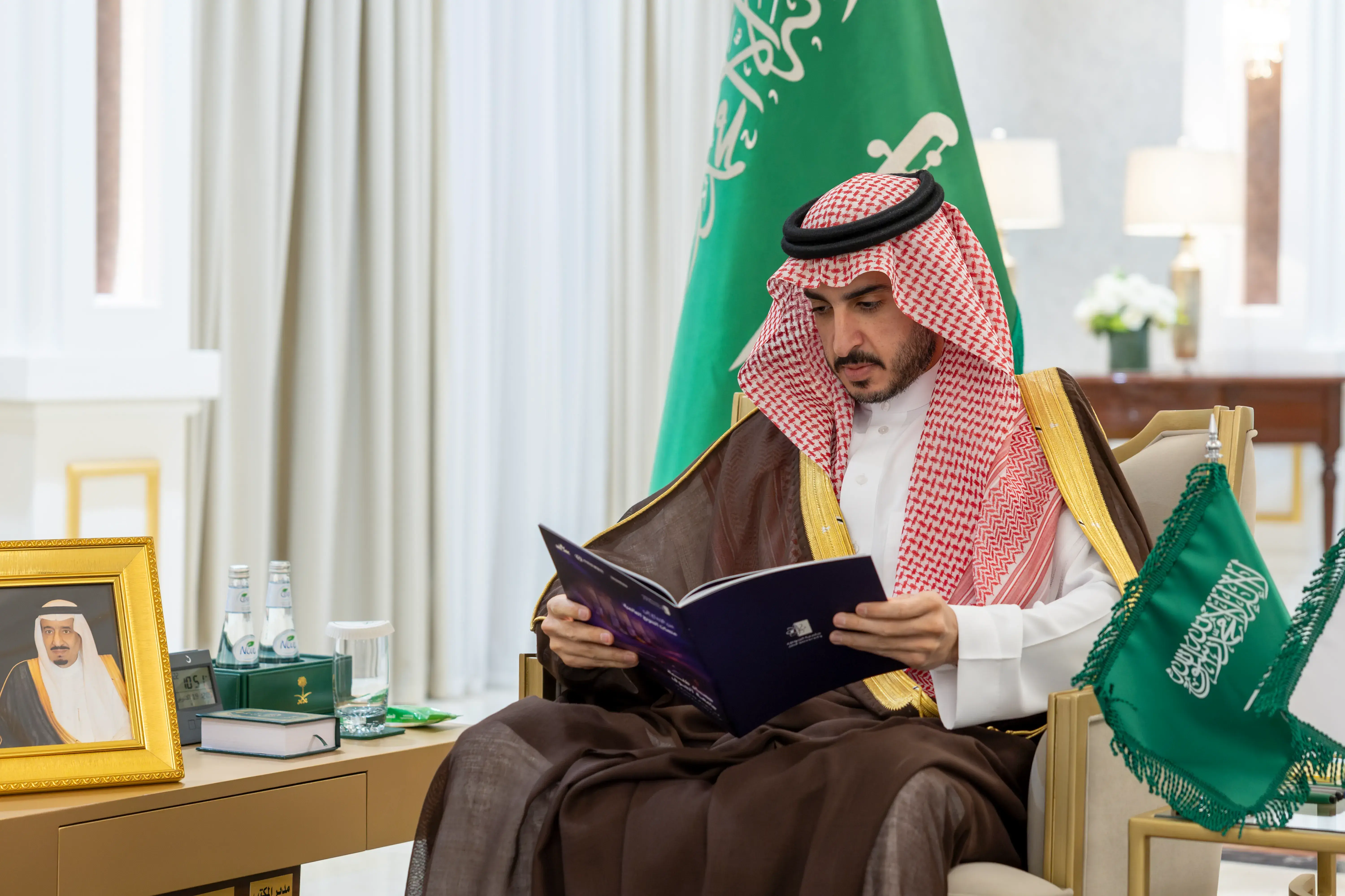 Al Jouf Prince Receives Jouf University Students
