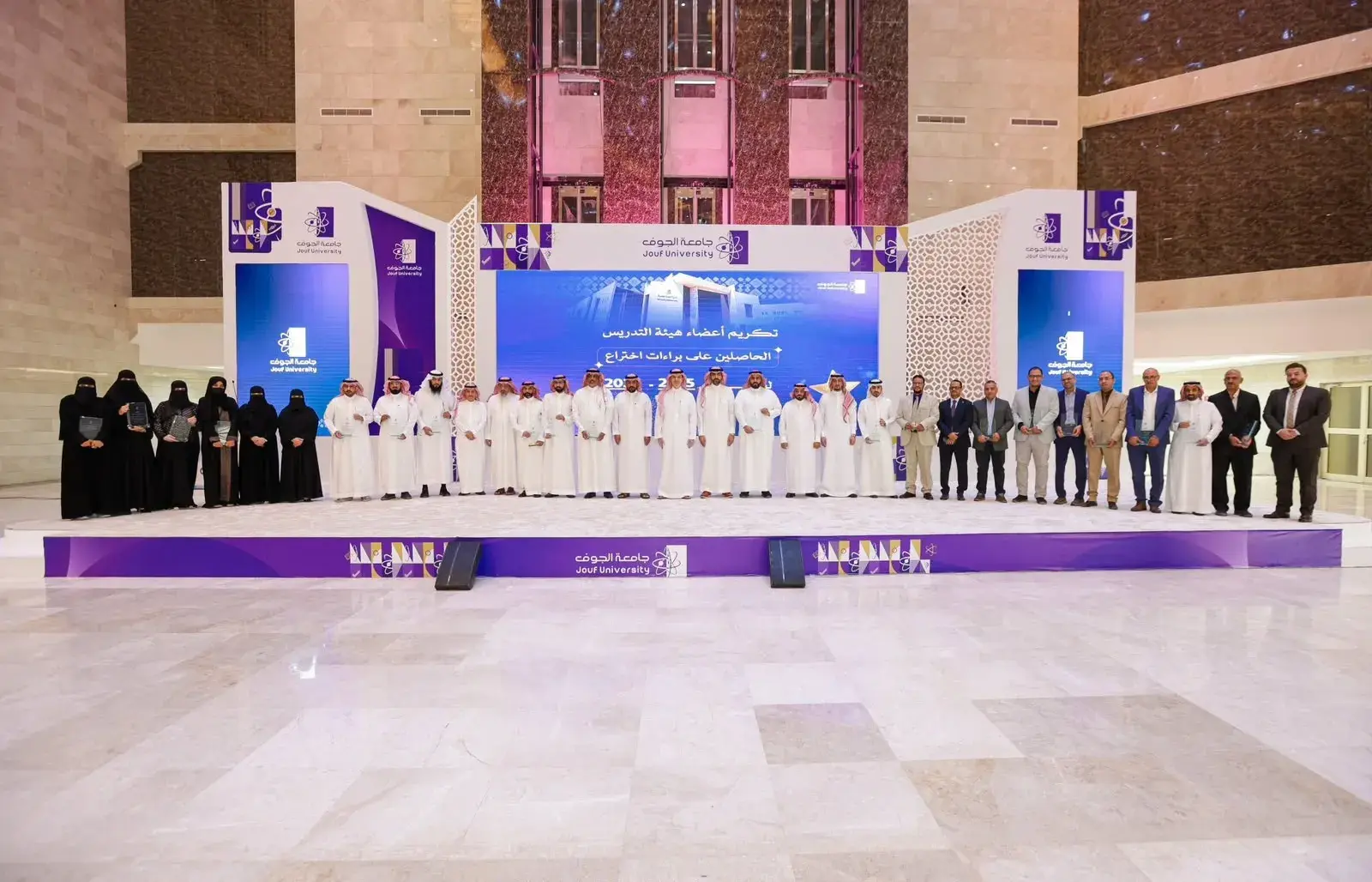 صورة جماعية مع سعادة رئيس الجامعة